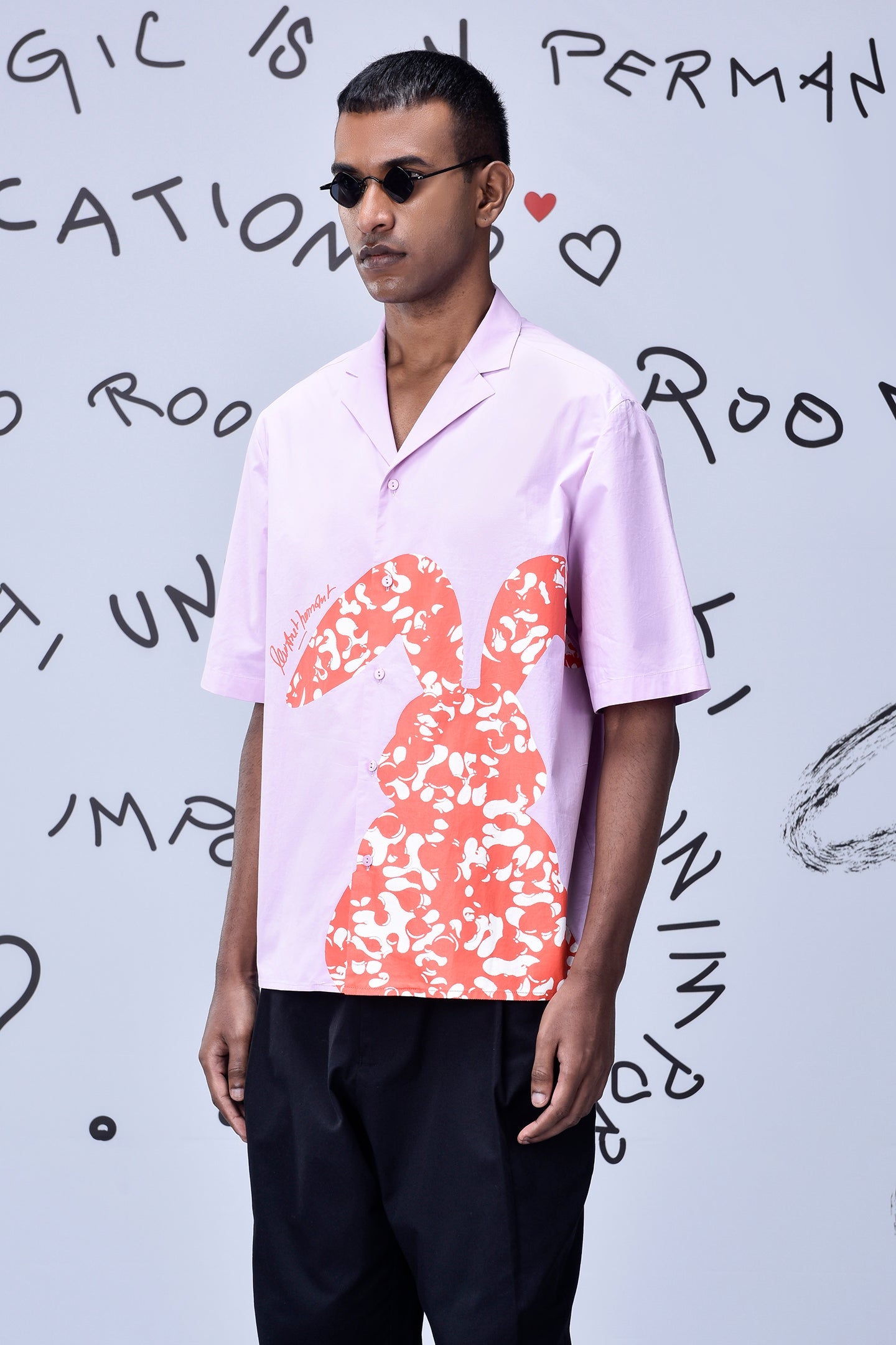 Stylera pink relaxed fit shirt for men with short sleeves and orange rabbit design