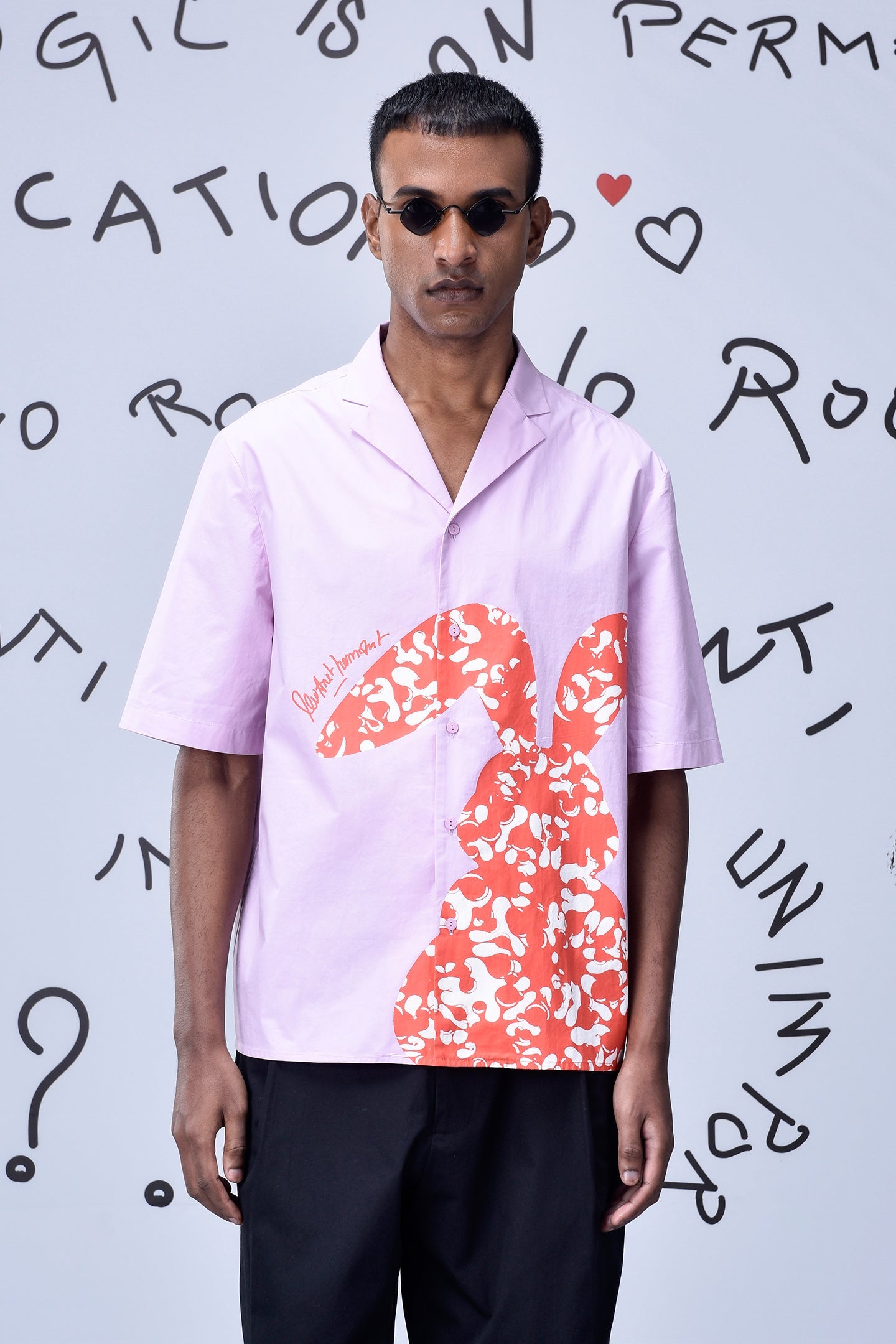 Stylera pink relaxed fit shirt for men with short sleeves and bold red graphic design