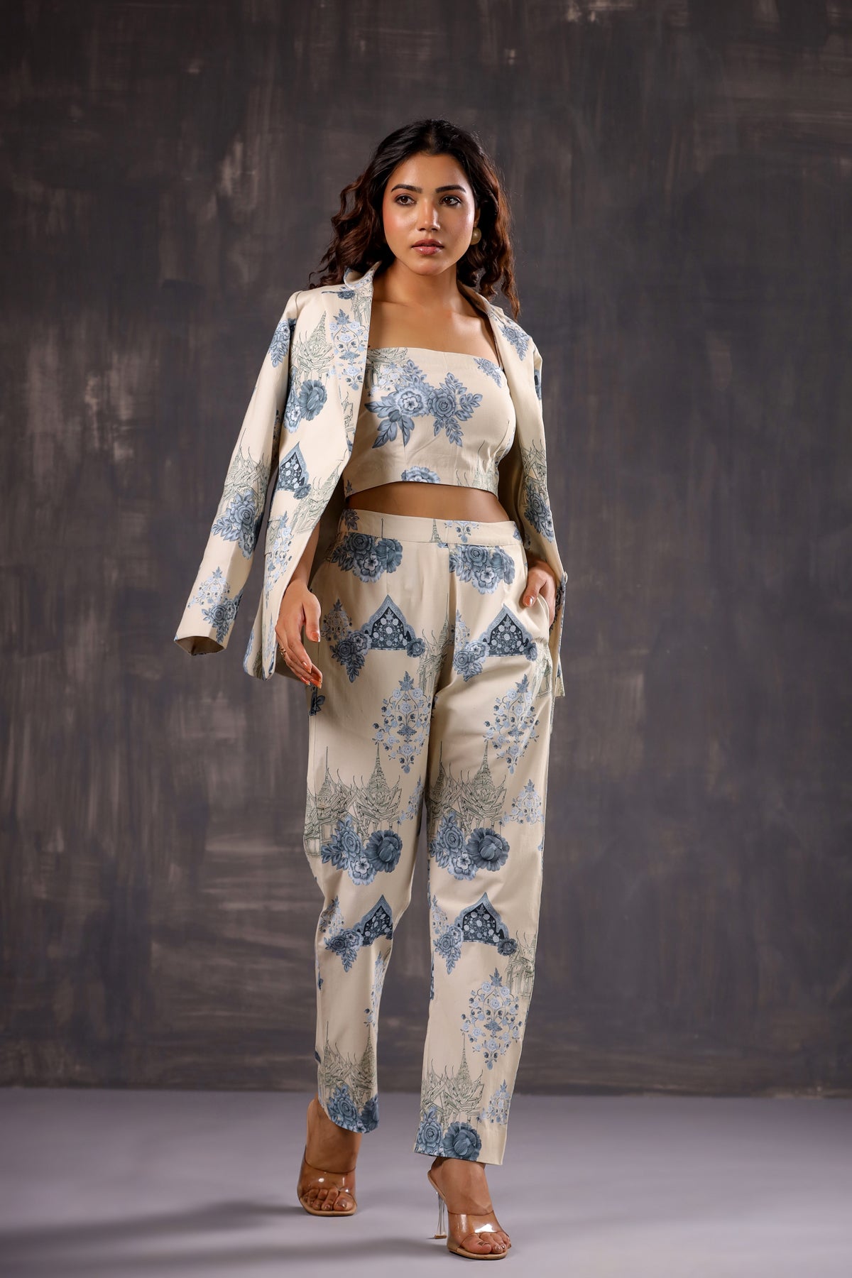 Model wearing Stylera Floral print two piece set for ladies beige crop top high waisted trousers and matching blazer heels