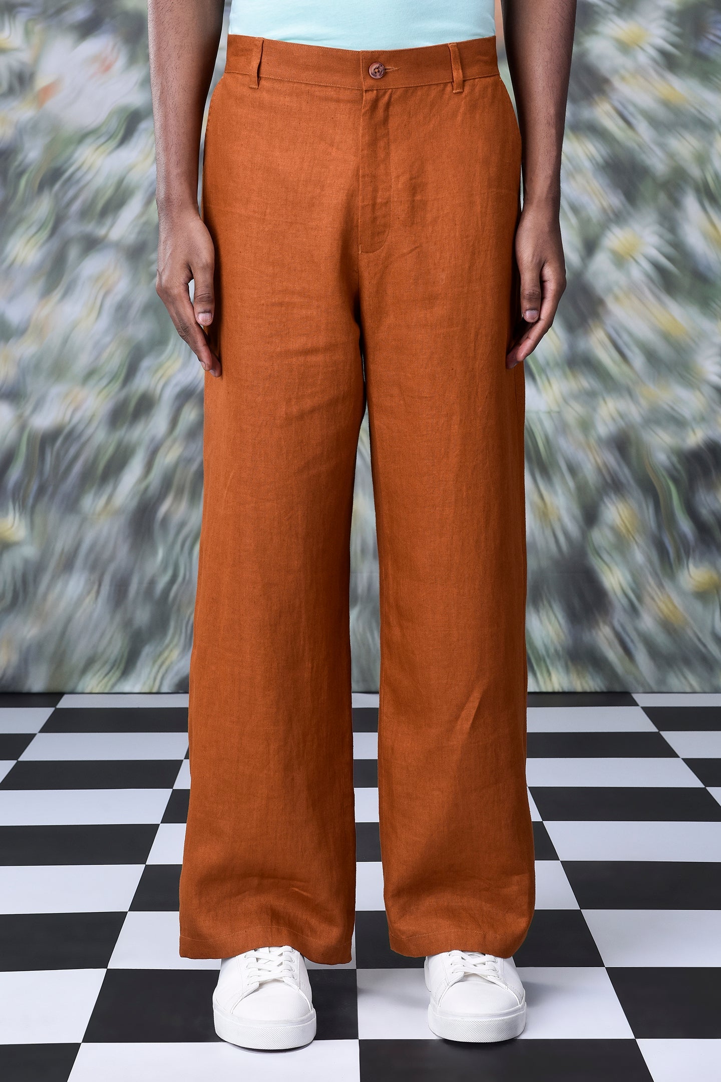 Stylera dark camel linen trousers with a straight fit and button closure