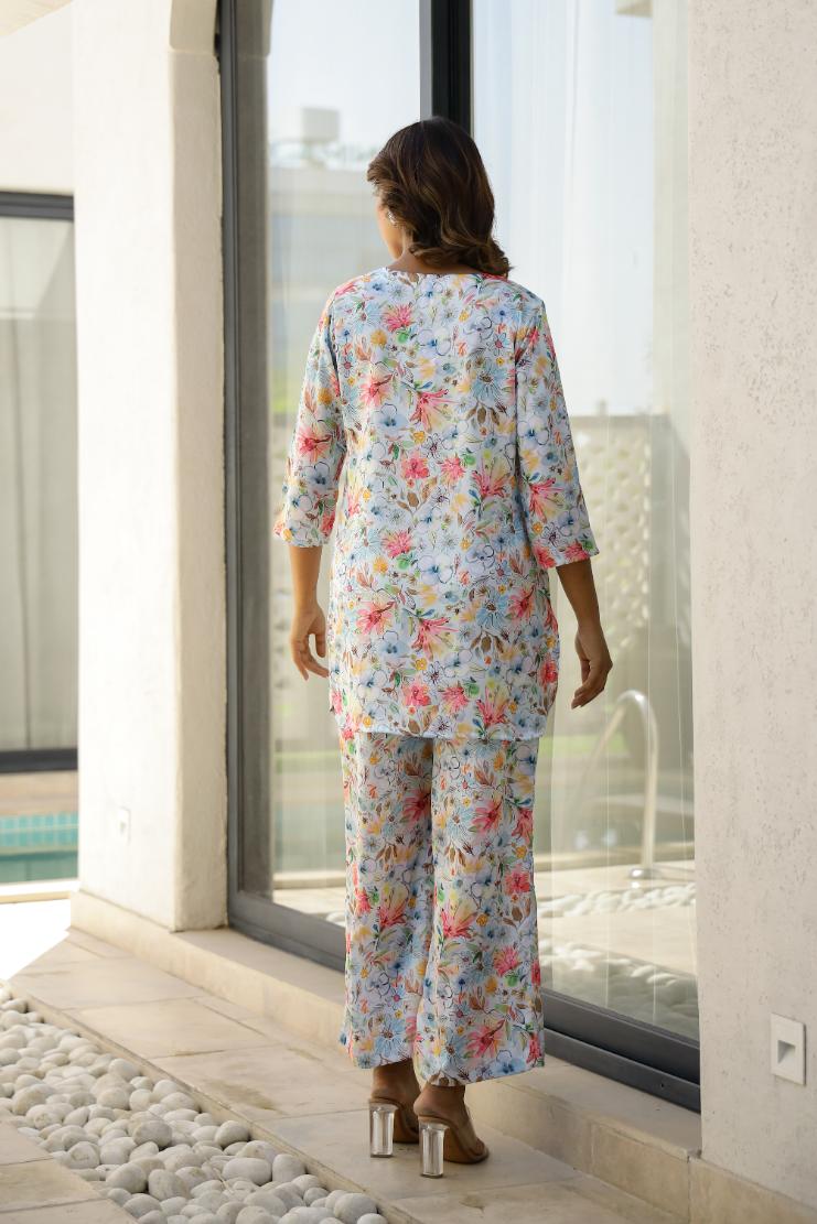 Stylera Floral Pajama Set for Women with a Relaxed Fit and Colorful Flower Design