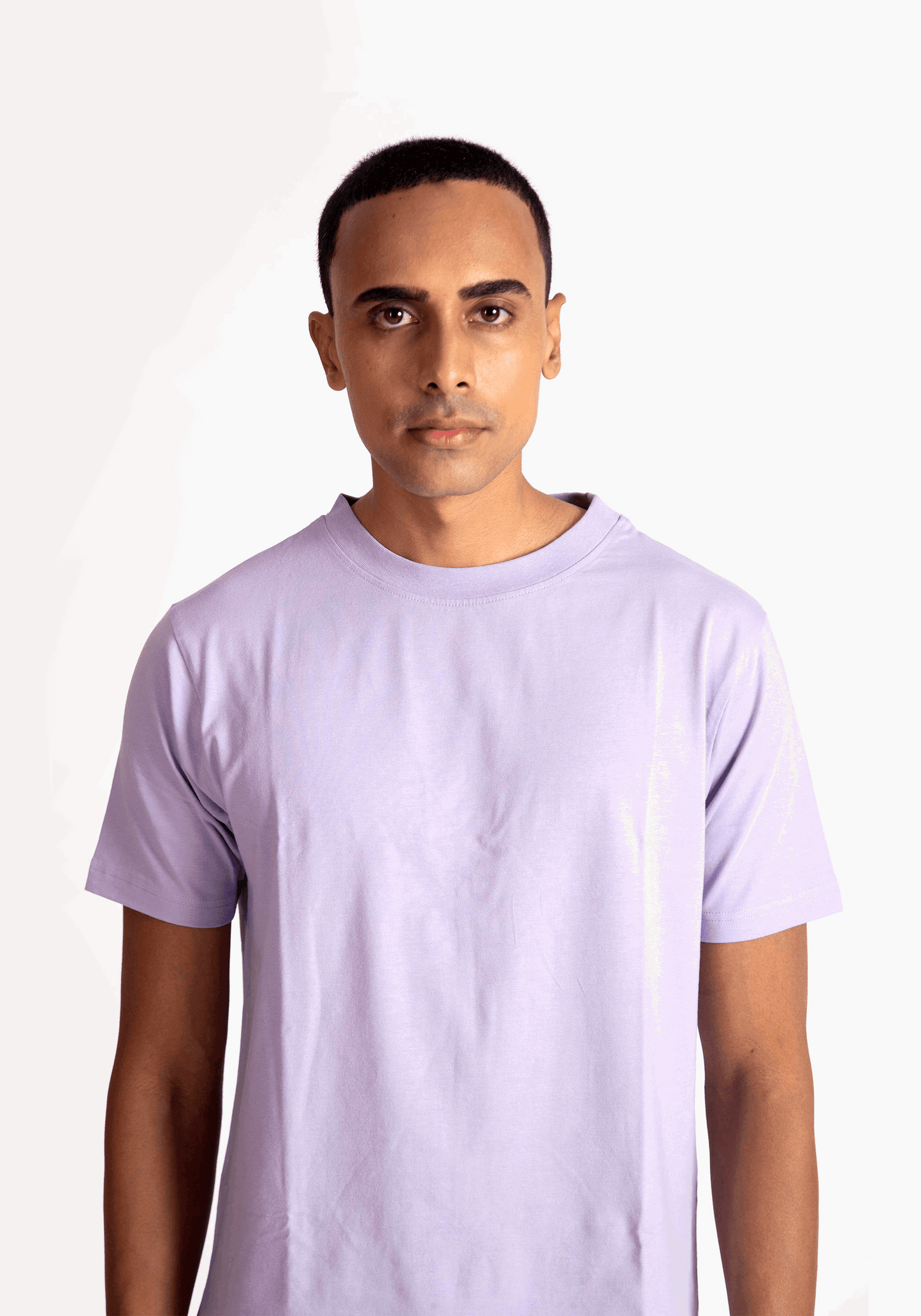 Man wearing a plain lavender t-shirt for men from Stylera with a comfortable fit