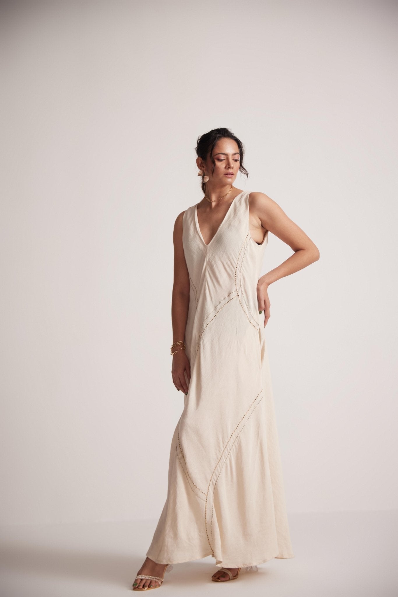 Stylera off-white event dress with embroidery and sleeveless v-neck design