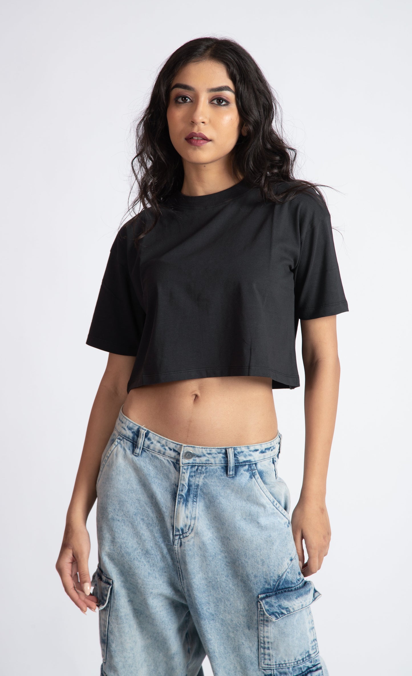 Stylera black oversized cropped t-shirt for women styled with light blue cargo jeans