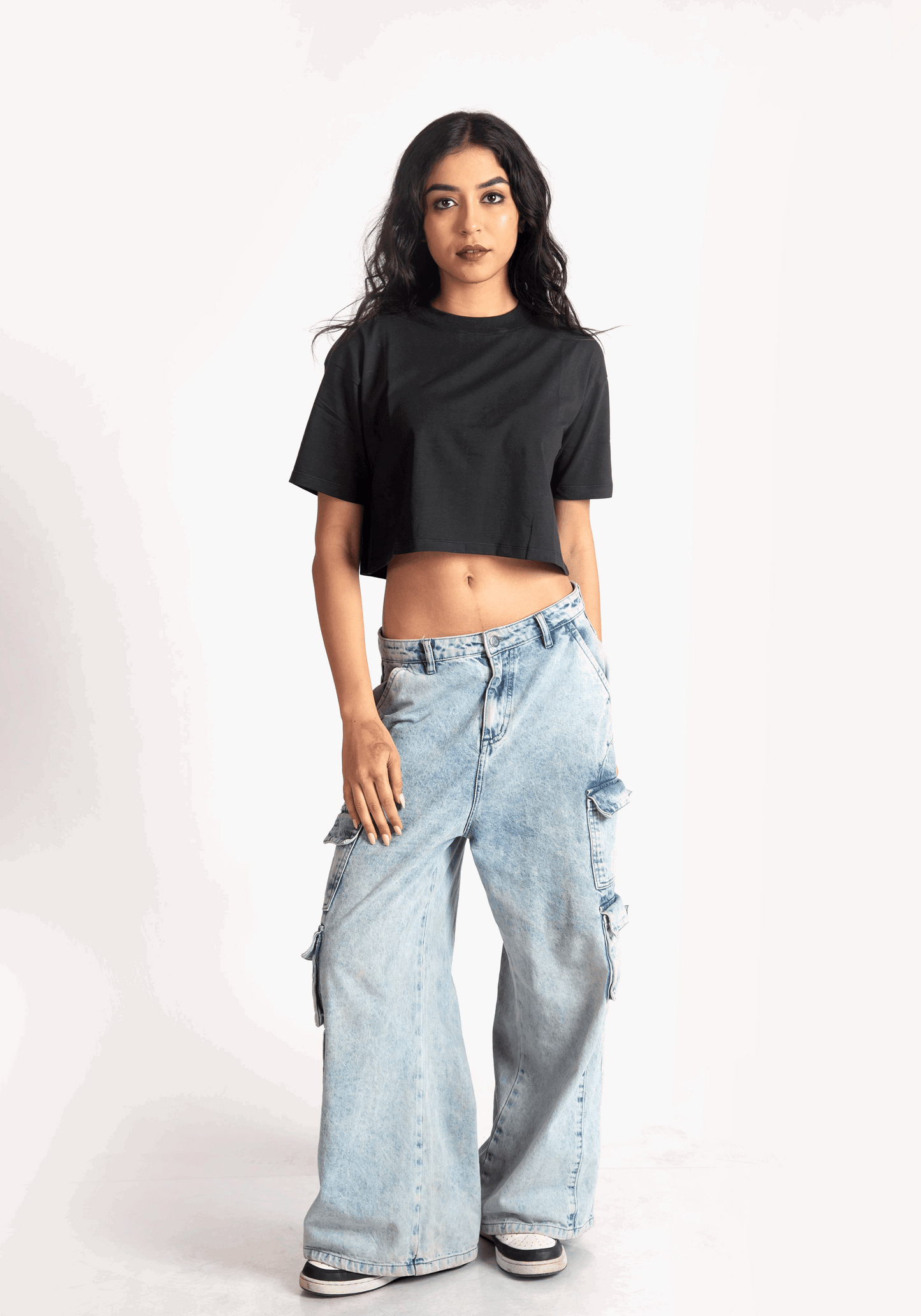 Stylera oversized cropped t-shirt for women in black paired with light blue wide-leg cargo jeans