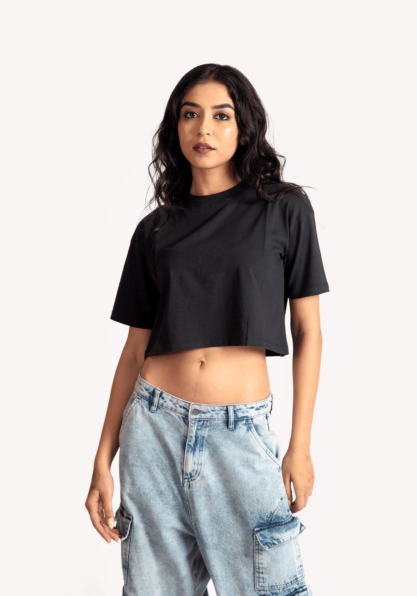 Stylera black oversized cropped t-shirt for women paired with light wash denim cargo pants