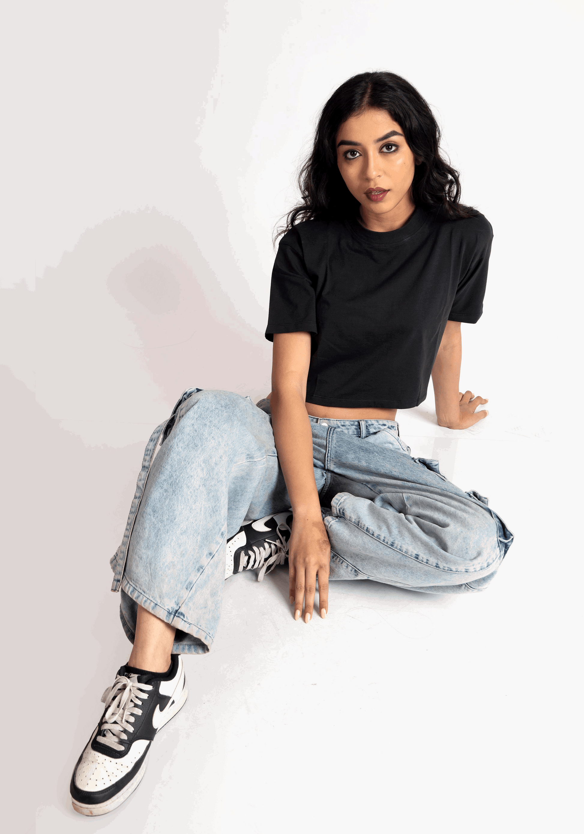 Stylera oversized cropped t-shirt for women in black worn with light blue jeans and sneakers