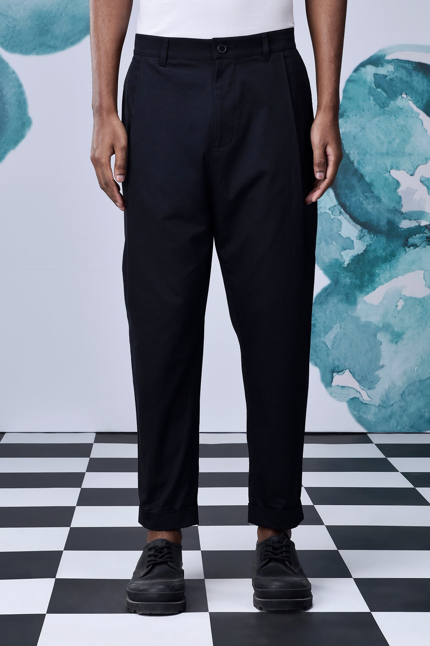 Stylish black pants for work by Stylera with a tailored fit and clean design