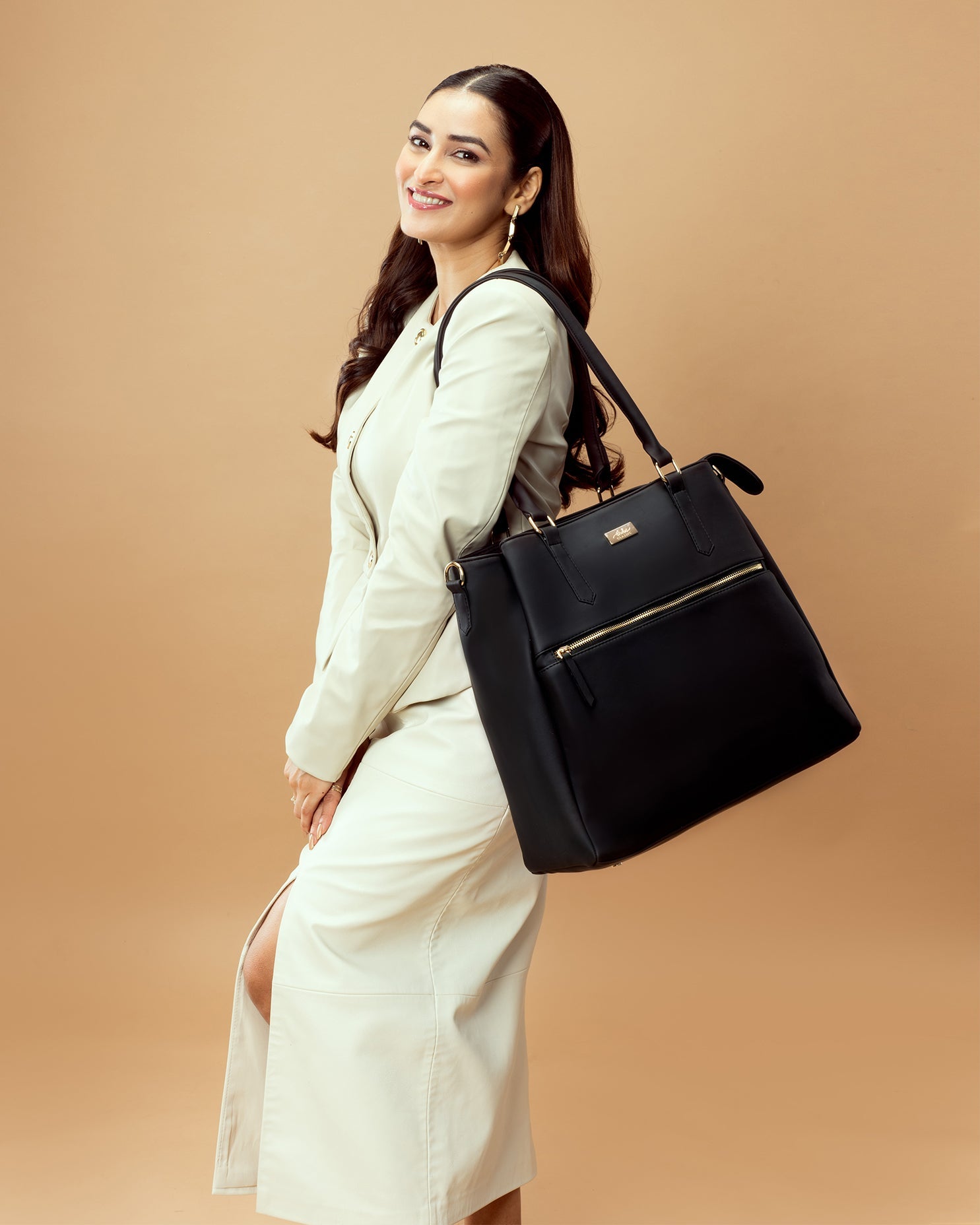 Black Aspire tote bag from Stylera, a stylish everyday carryall bag for modern women