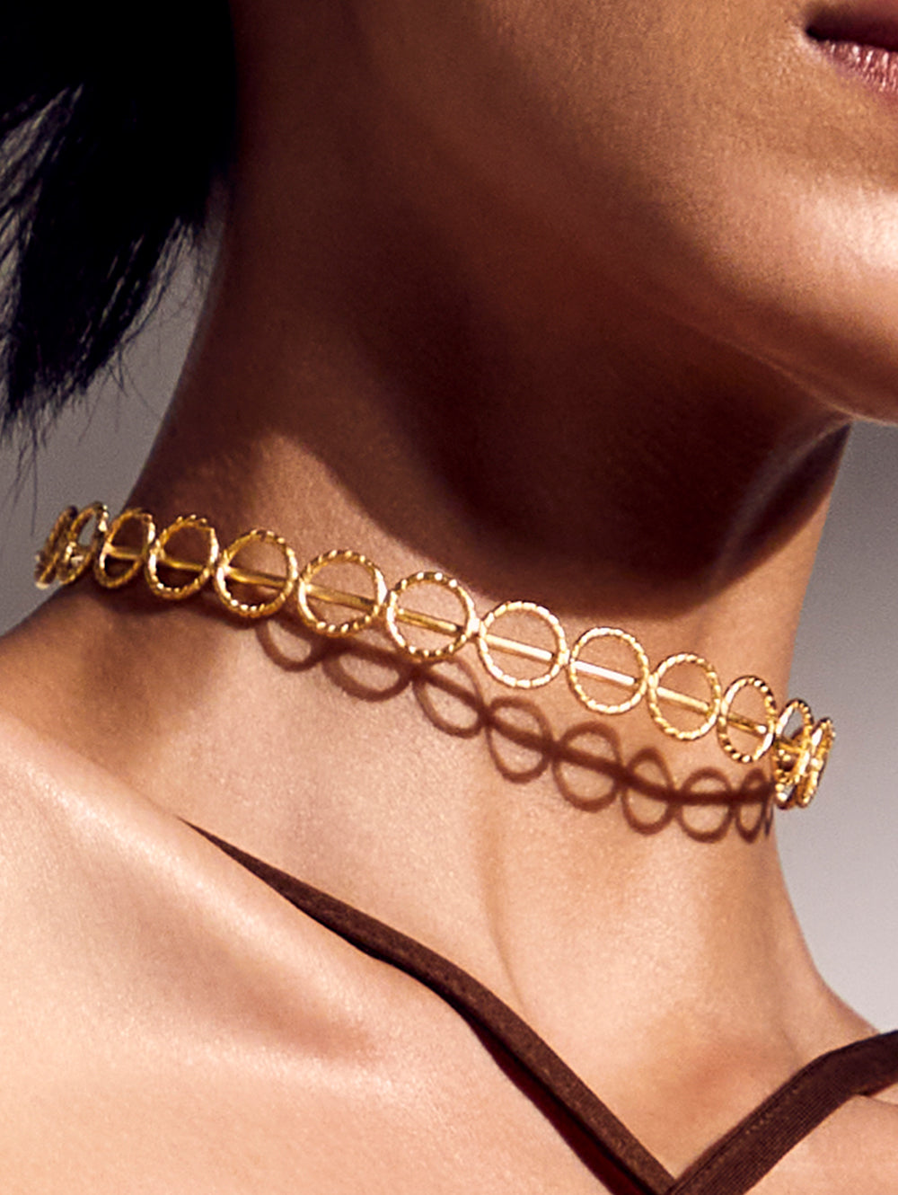 Stylera gold circle link choker necklace on model neck highlighting texture and modern style trendy gold accessories