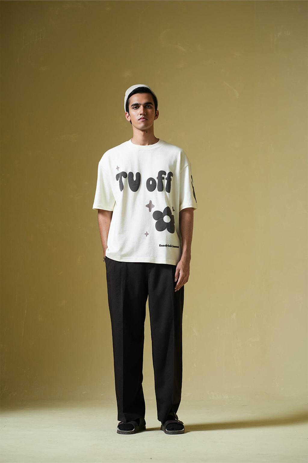 TV Off Printed Cream Oversized T-Shirt Main Character