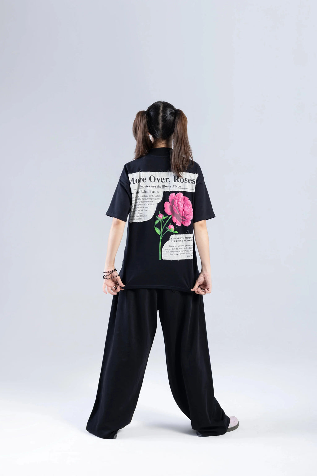 "Move Over Roses" Round Neck Printed Black T-Shirt Off Sinners