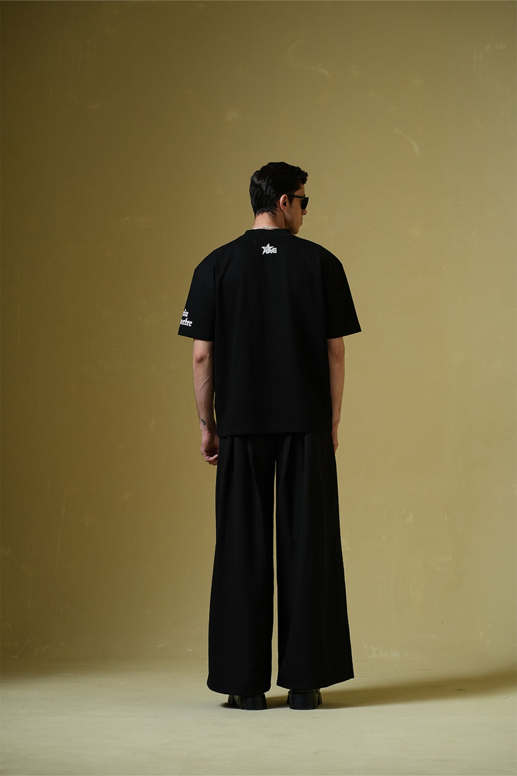 Nevermind Printed Black Oversized T-Shirt Main Character