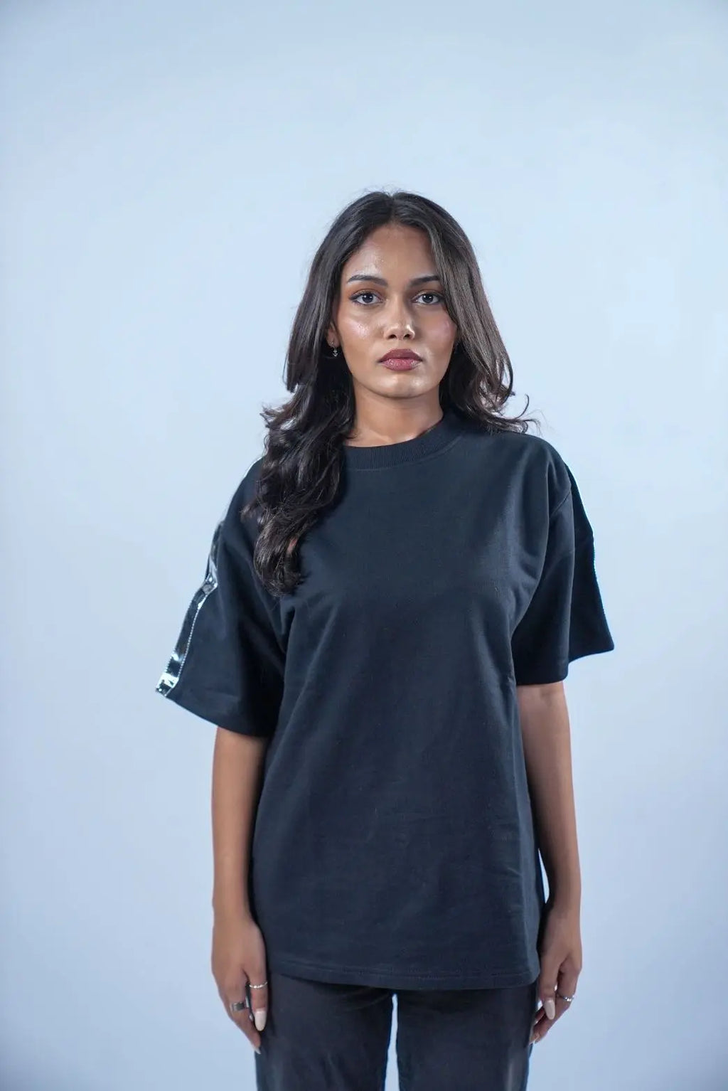 Unisex Round Neck Silver Lining Black T-Shirt Kreflct