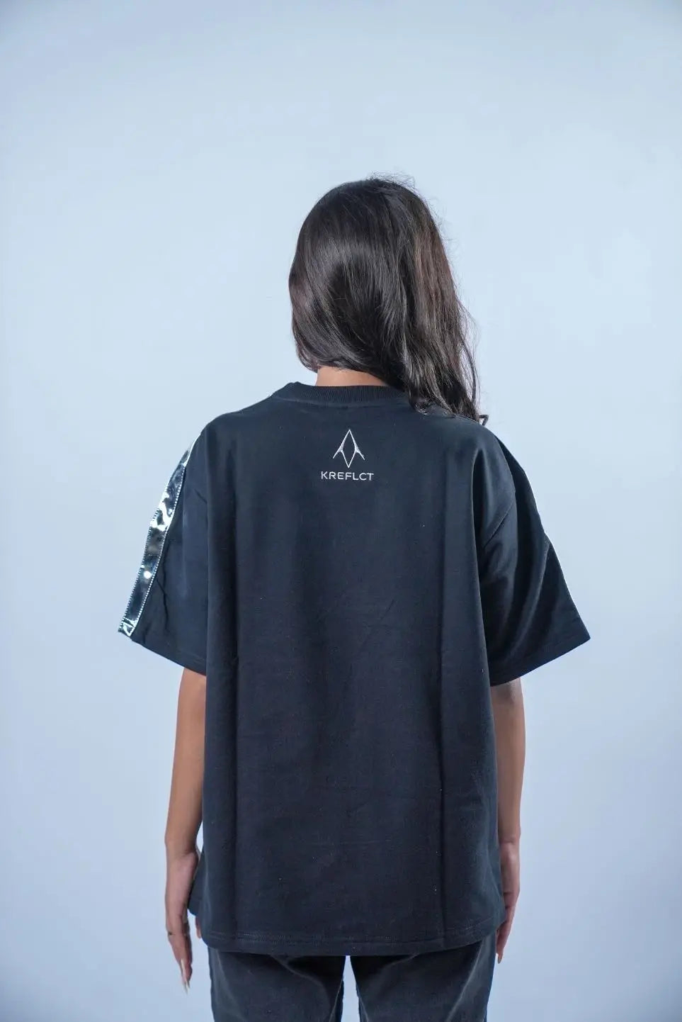 Unisex Round Neck Silver Lining Black T-Shirt Kreflct