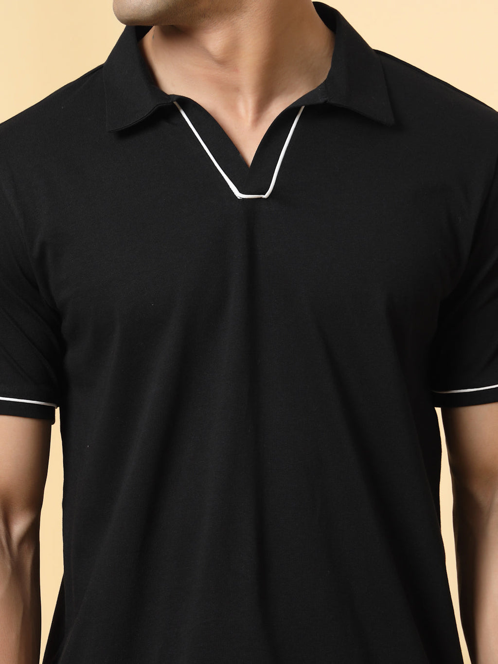 Rigo Men's Black Solid Polo T-shirt With Contrast Piping