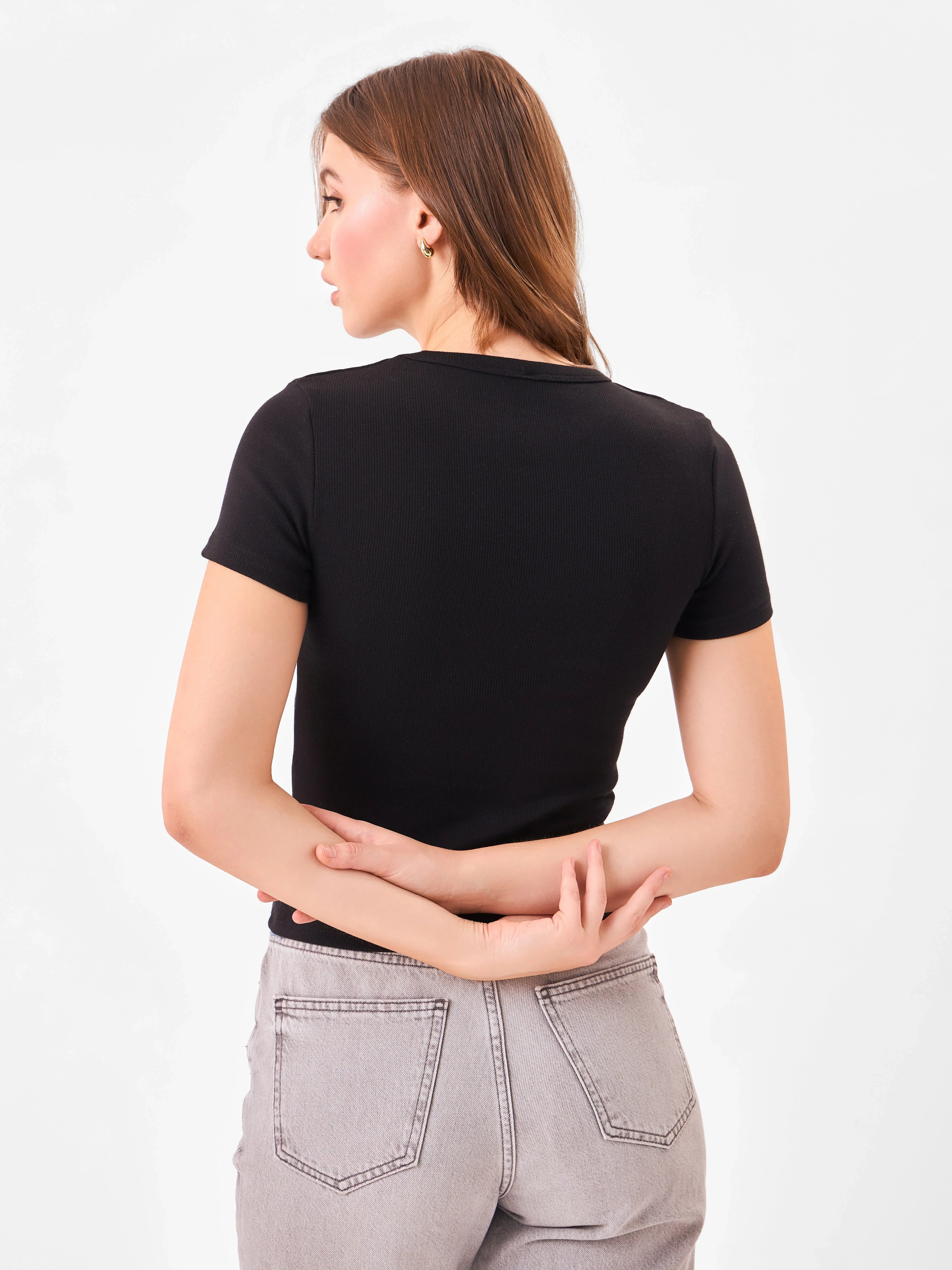 Female Model wearing a black t-shirt from Stylera, showcasing back side