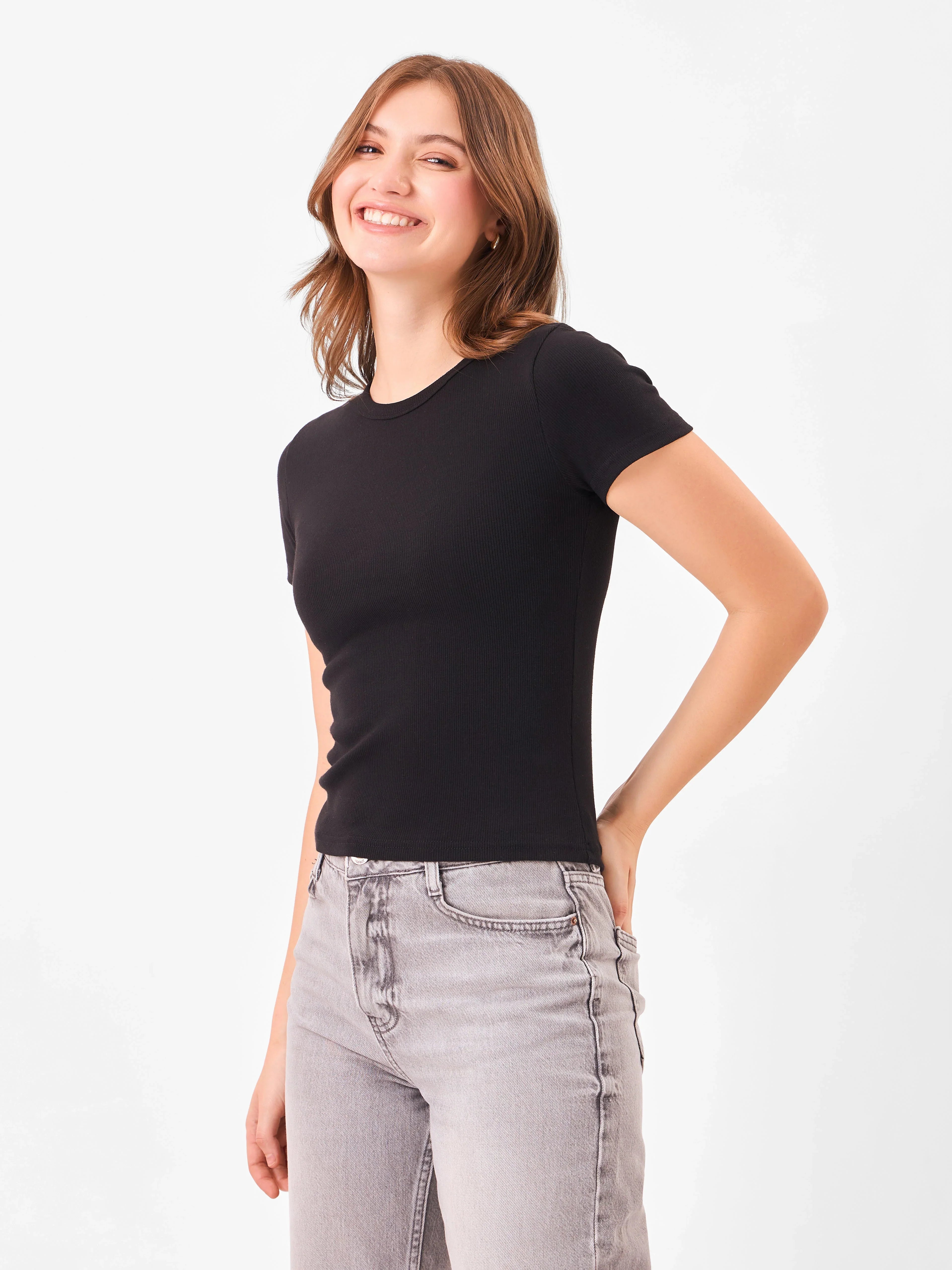 Female Model wearing a black t-shirt from Stylera