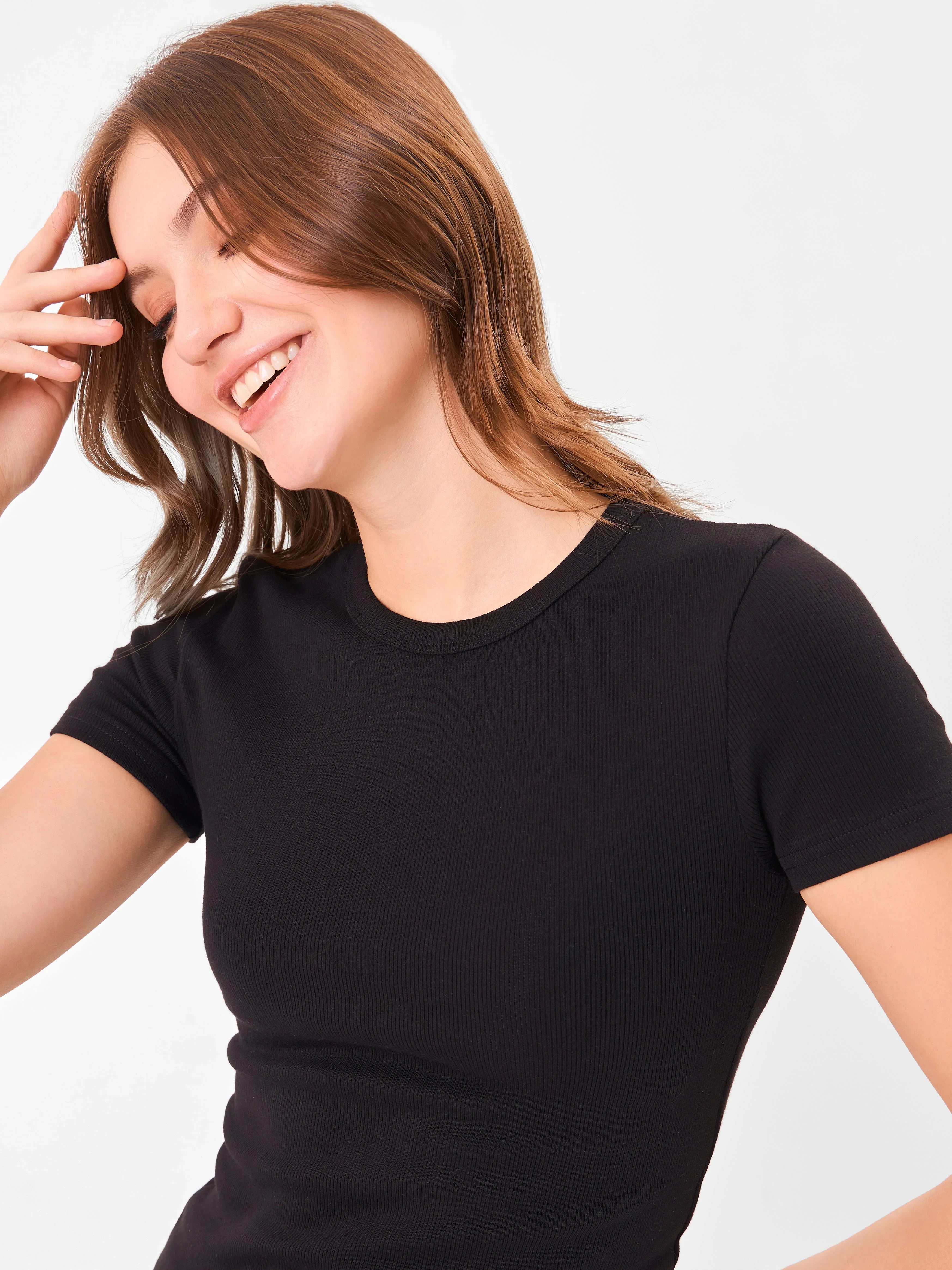 Female Model wearing a round neck black t-shirt from Stylera