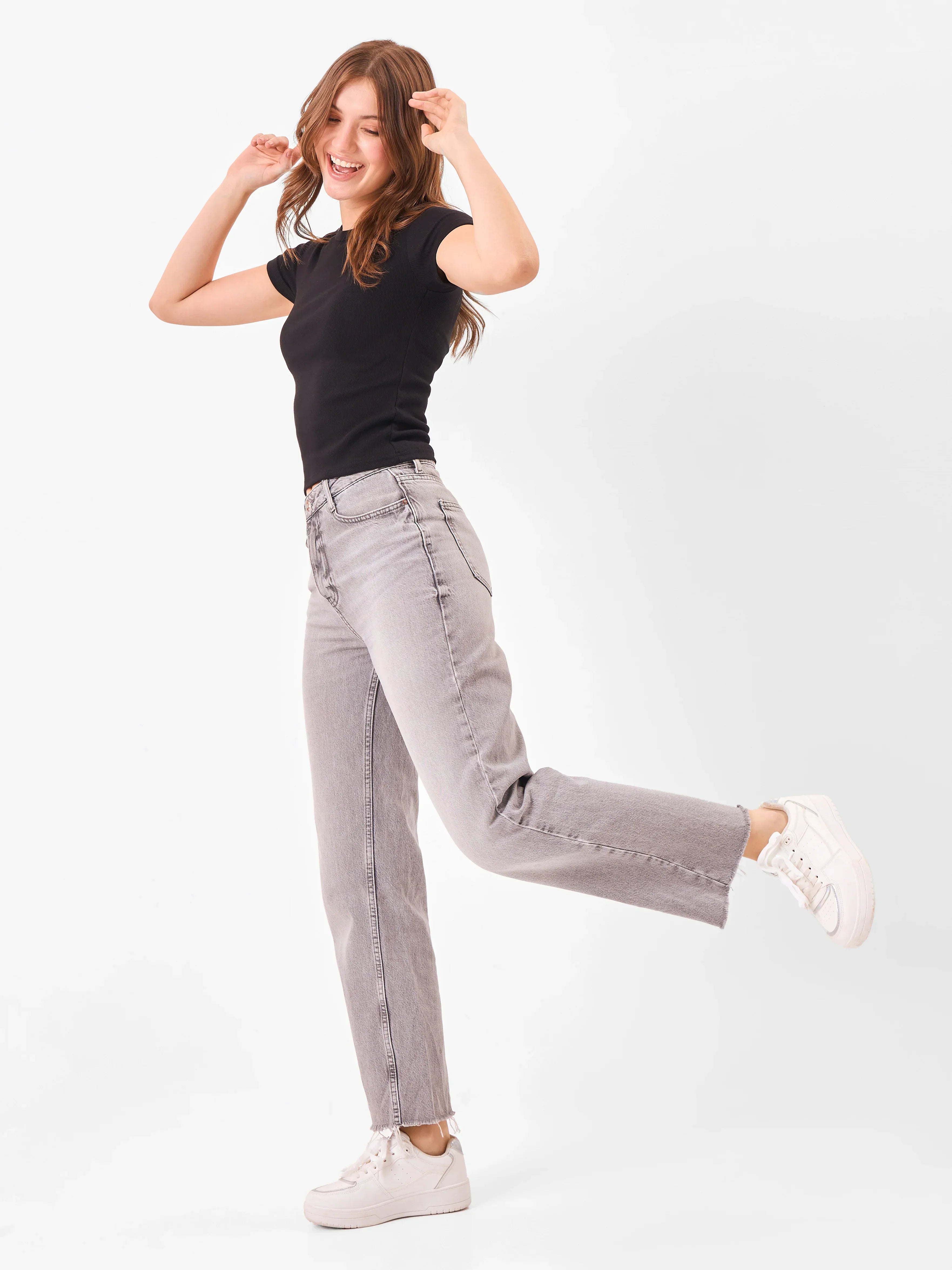 Female Model wearing a short sleeves black t-shirt from Stylera