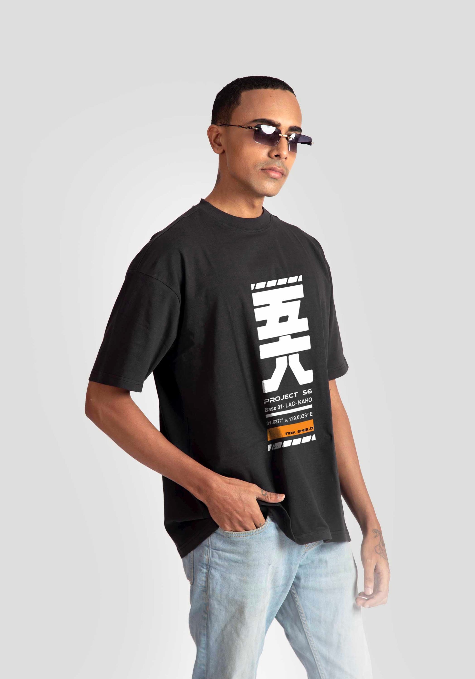 Stylera black oversized fashion t-shirt for men with graphic print worn with light blue jeans
