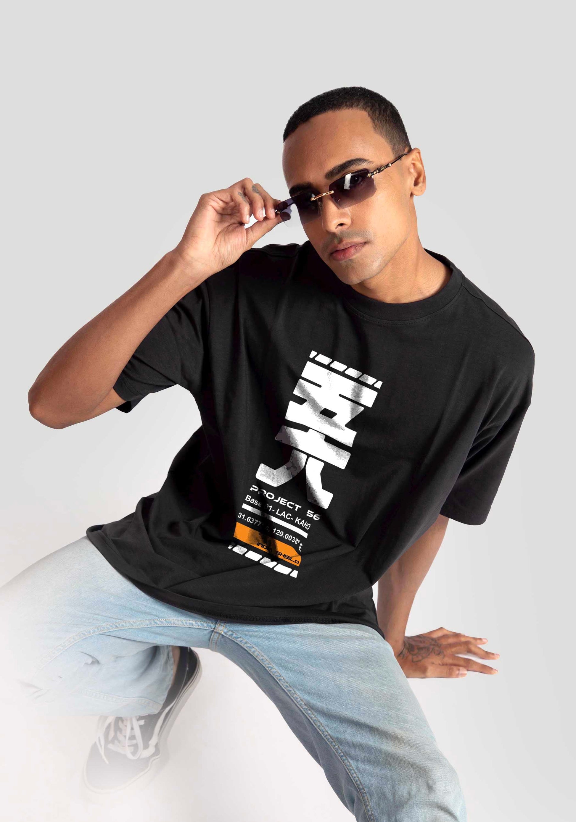 Stylera oversized fashion t-shirt for men in black with graphic print worn by a male model