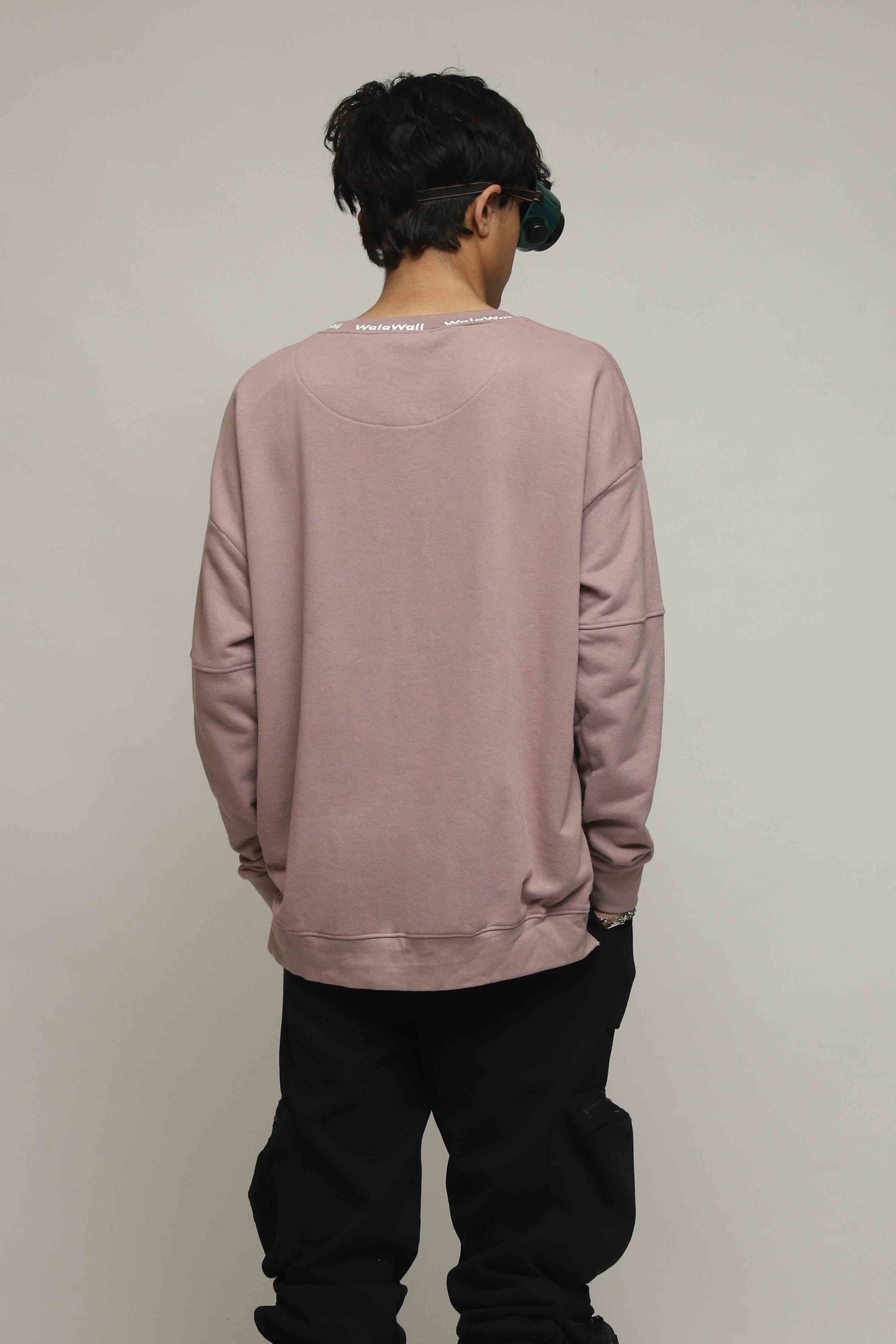 Stylera oversized sweatshirt for men dusty pink crewneck shown from back on model with black pants