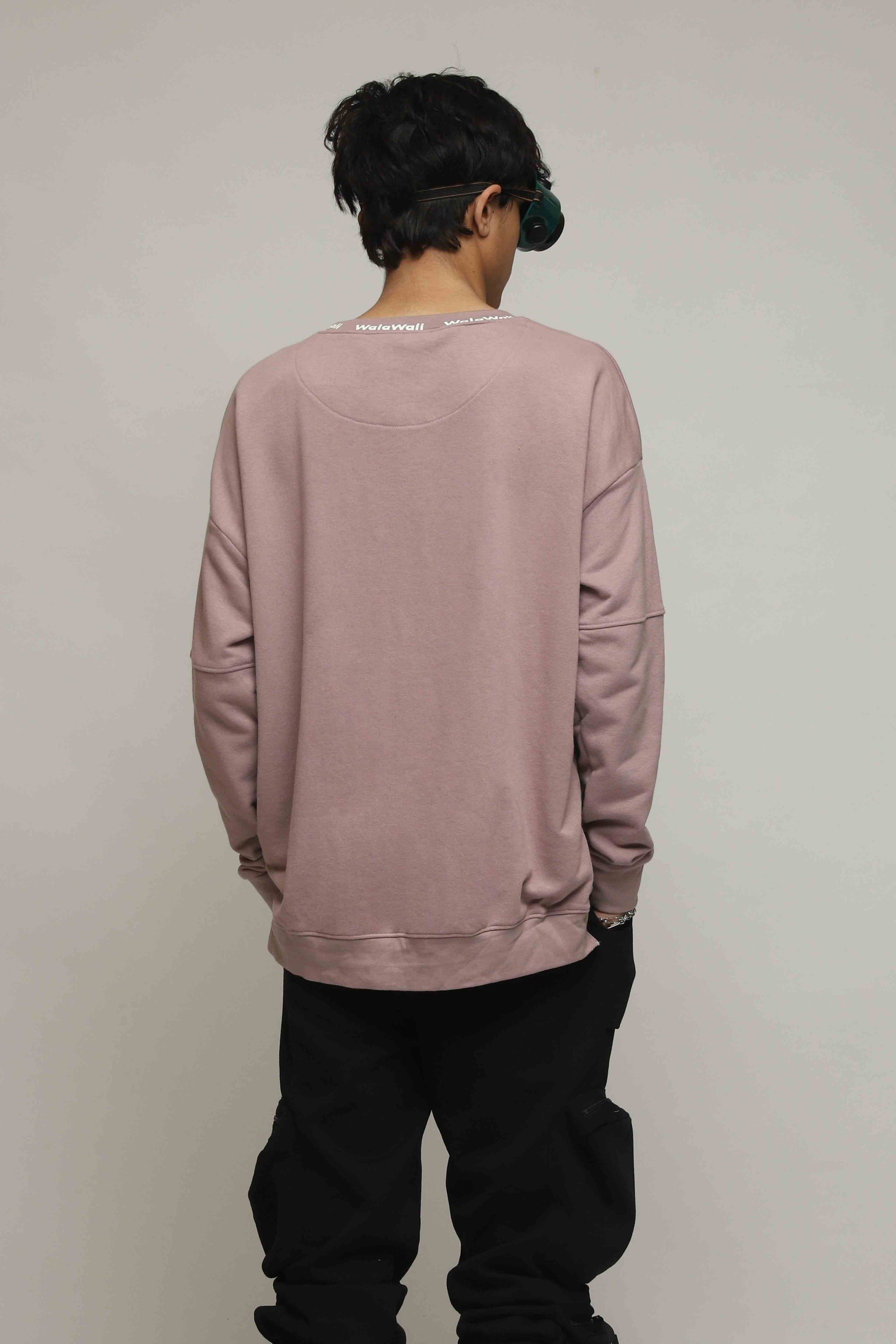 Stylera oversized sweatshirt for men dusty pink crewneck shown from back on model with black pants