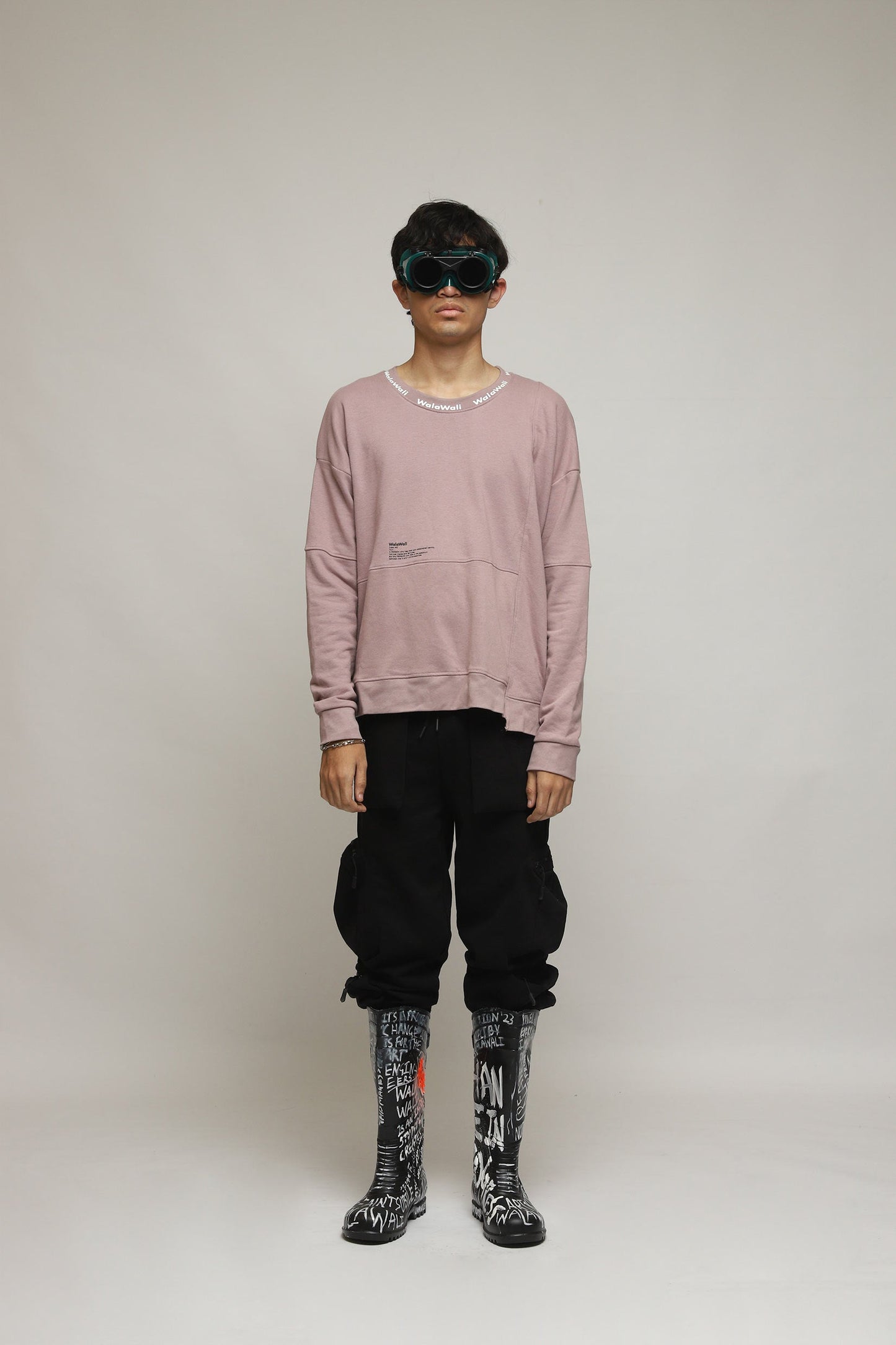 Stylera oversized sweatshirt for men dusty pink crewneck on model with black cargo pants and patterned boots