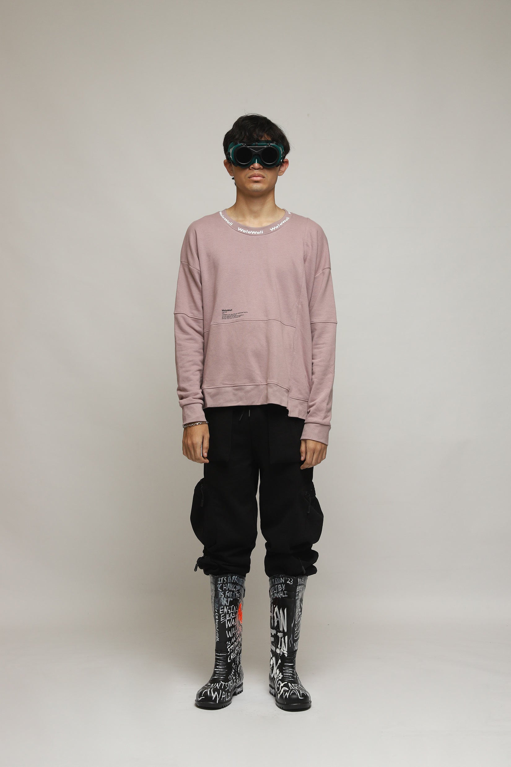 Stylera oversized sweatshirt for men dusty pink crewneck on model with black cargo pants and patterned boots