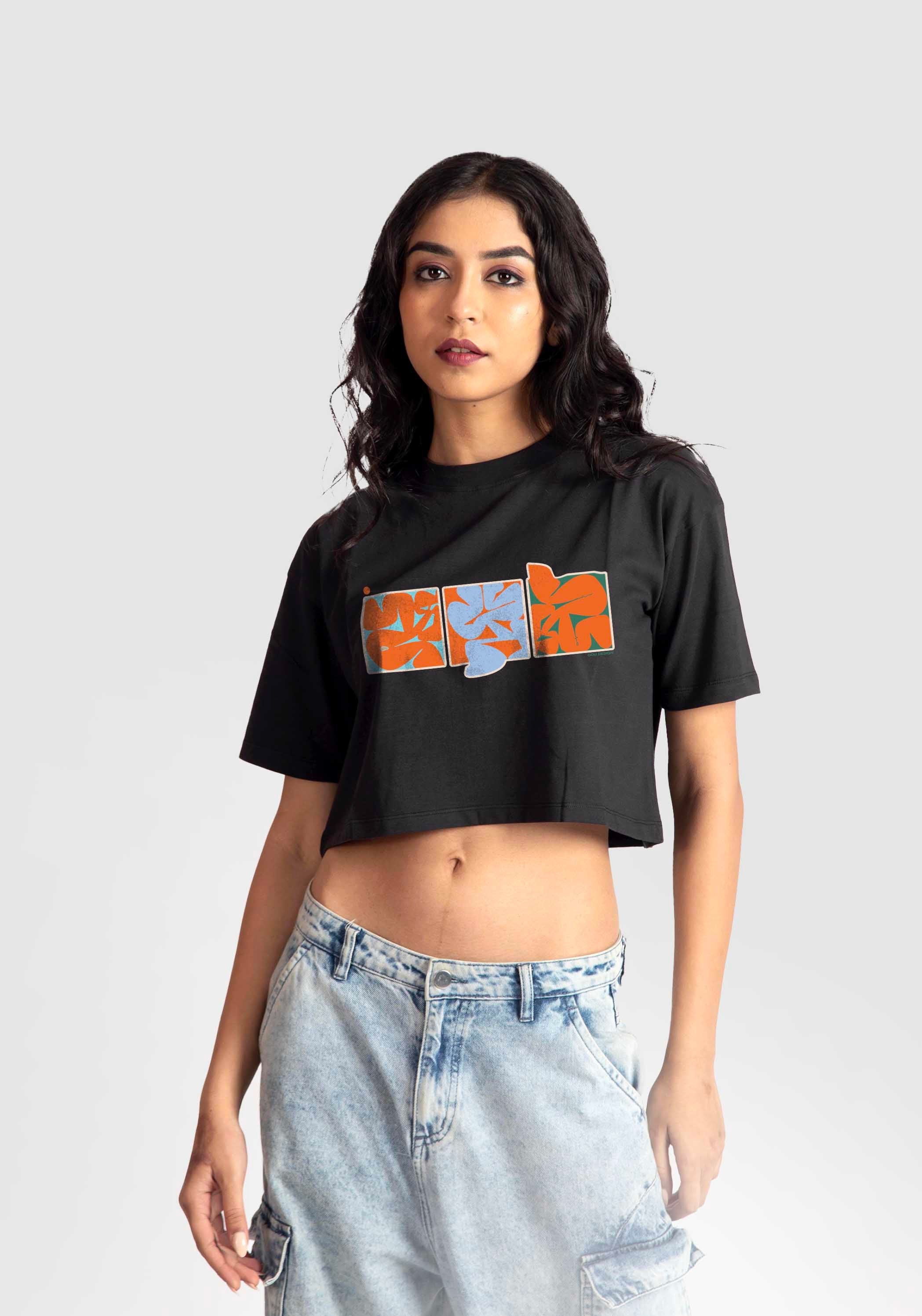 Stylera trendy black oversized crop fit t-shirt with graphic design worn with light blue jeans