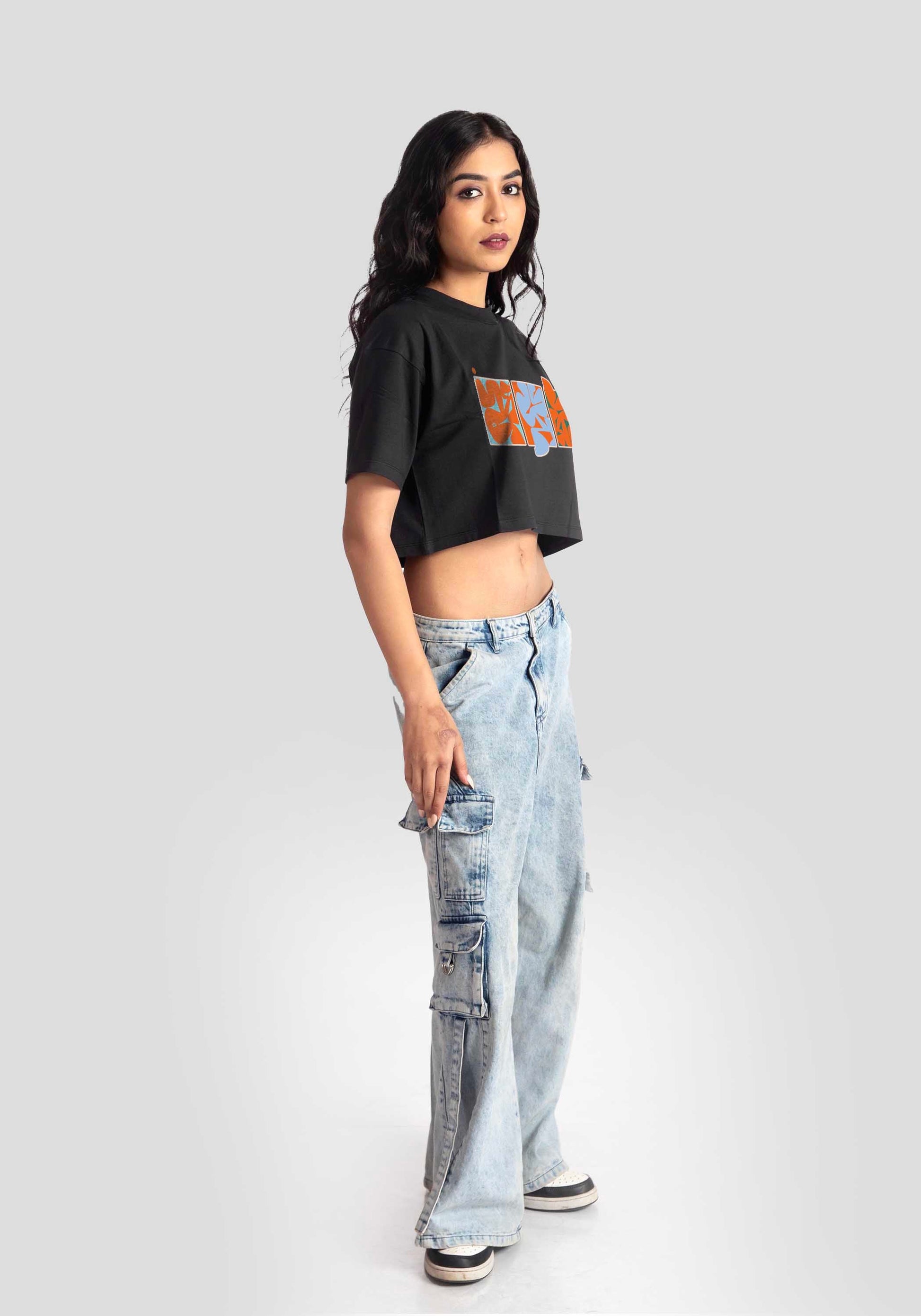Stylera trendy black oversized crop fit t-shirt worn with light blue cargo jeans