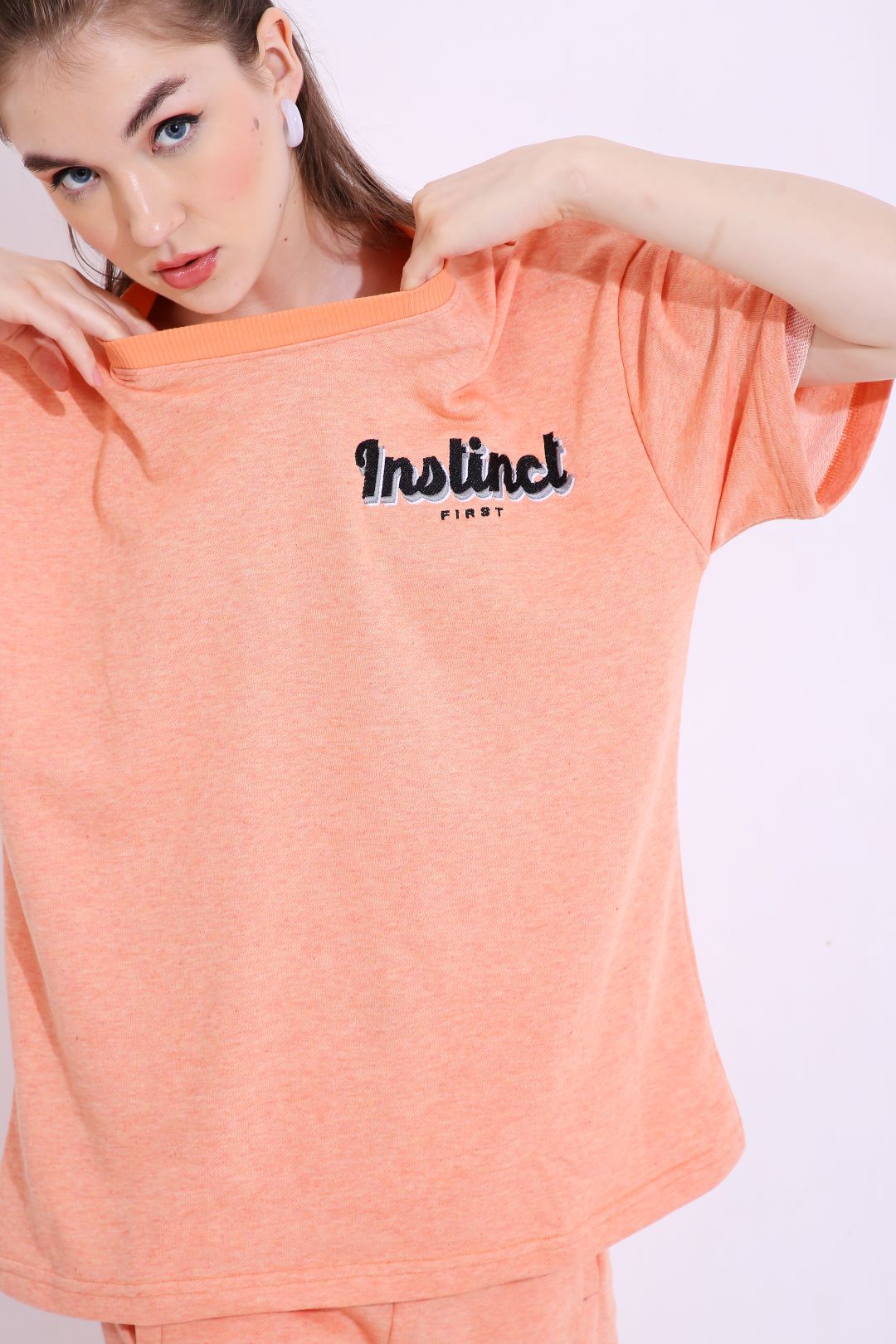 Peach Stylera oversized t shirt with embroidered logo and relaxed short sleeves on model trendy oversized casual t-shirt