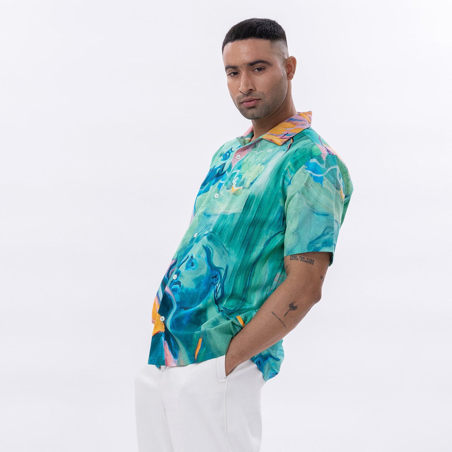 Stylera art print short sleeve shirt in vibrant colors with abstract design for a stylish look