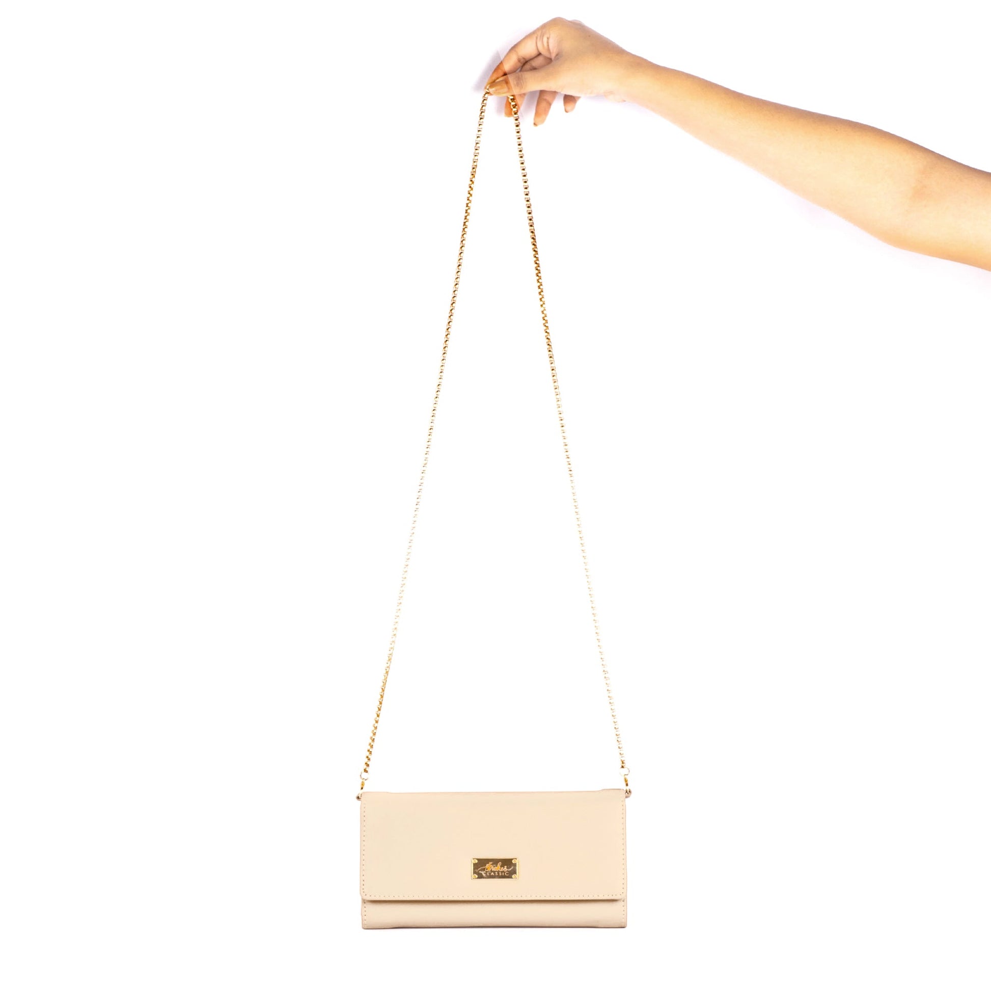 Beige wallet with chain for women, designed for style and versatility, perfect for day or night outings.