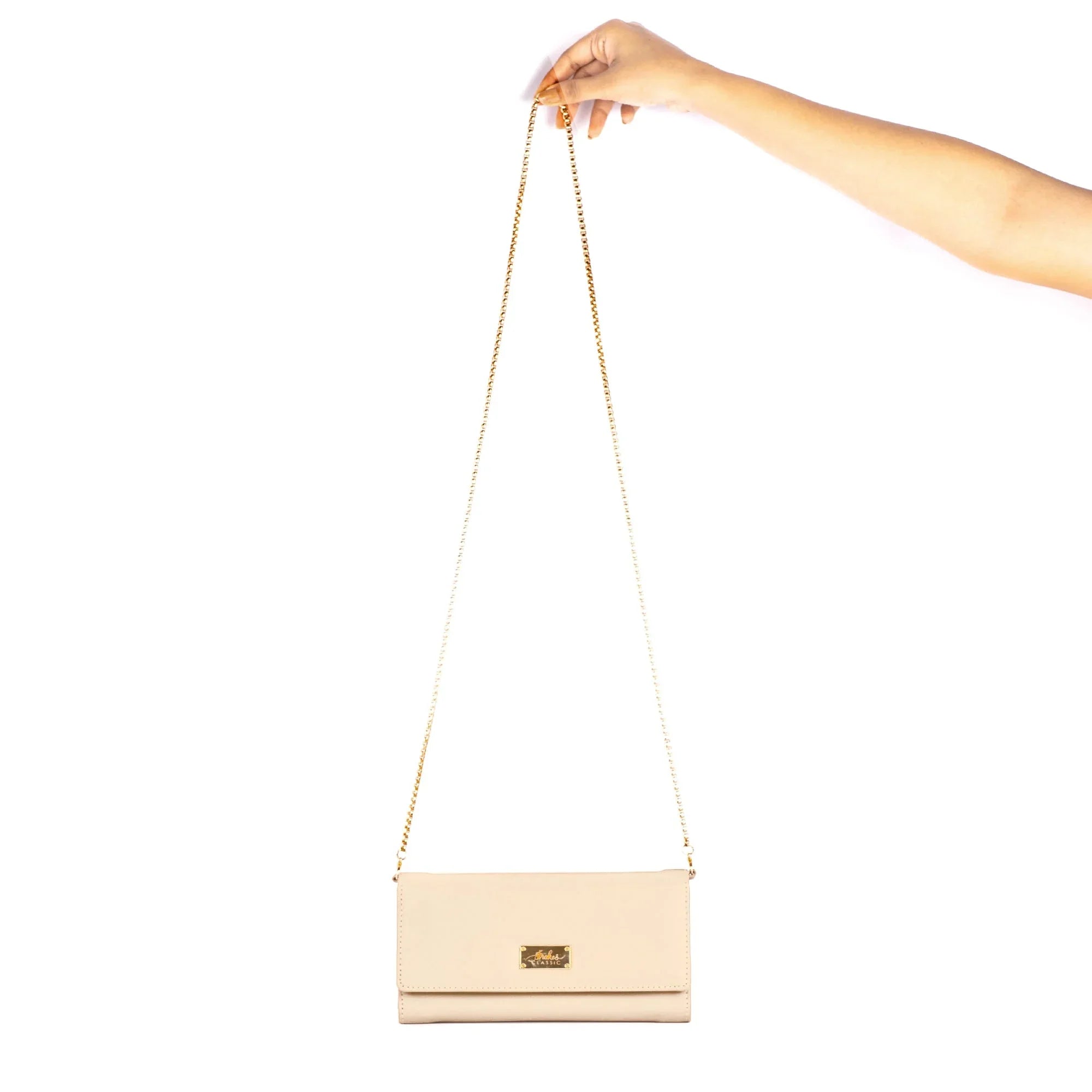 Beige wallet with chain for women, designed for style and versatility, perfect for day or night outings.