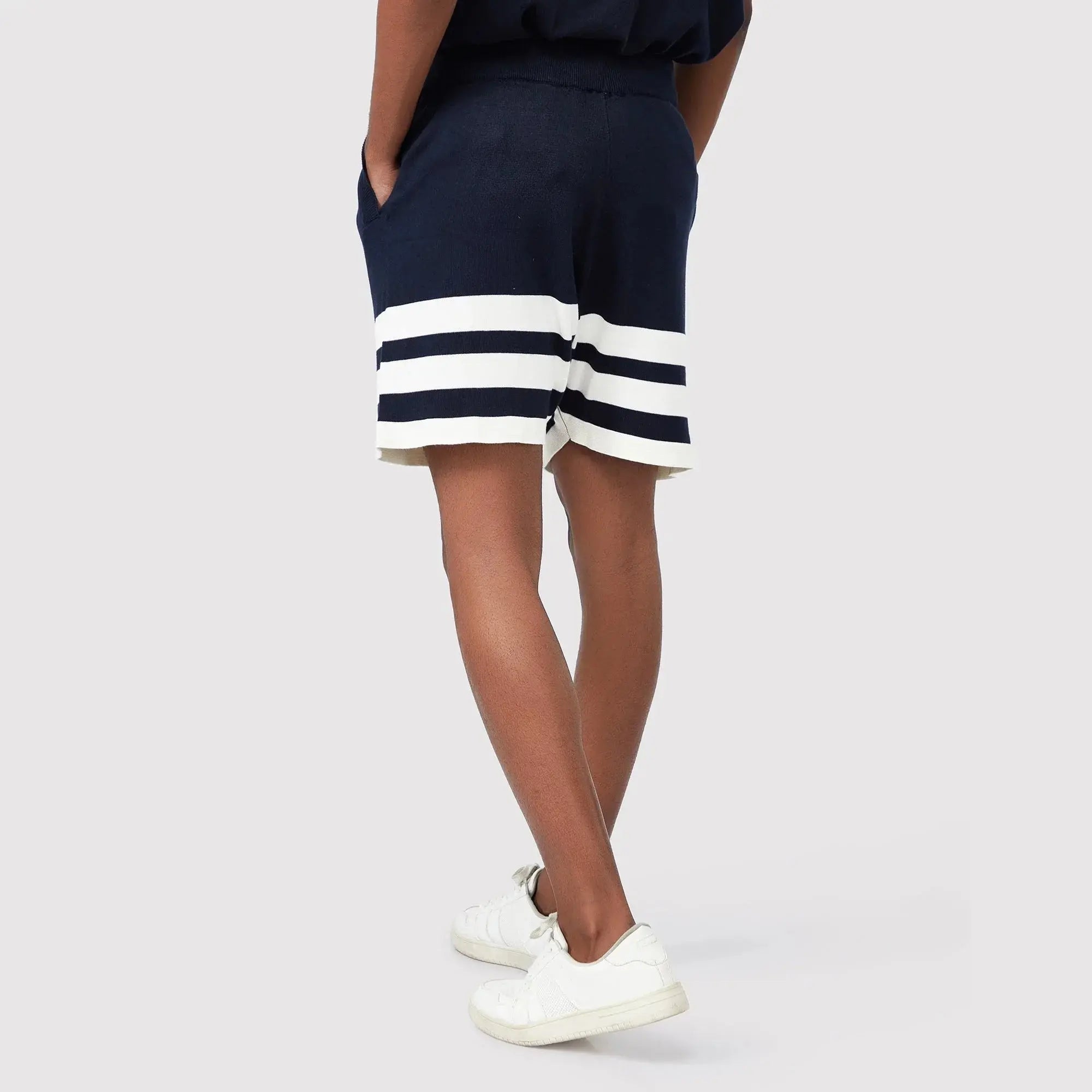 Comfortable knit black and white pattern shorts with side pockets and sporty style