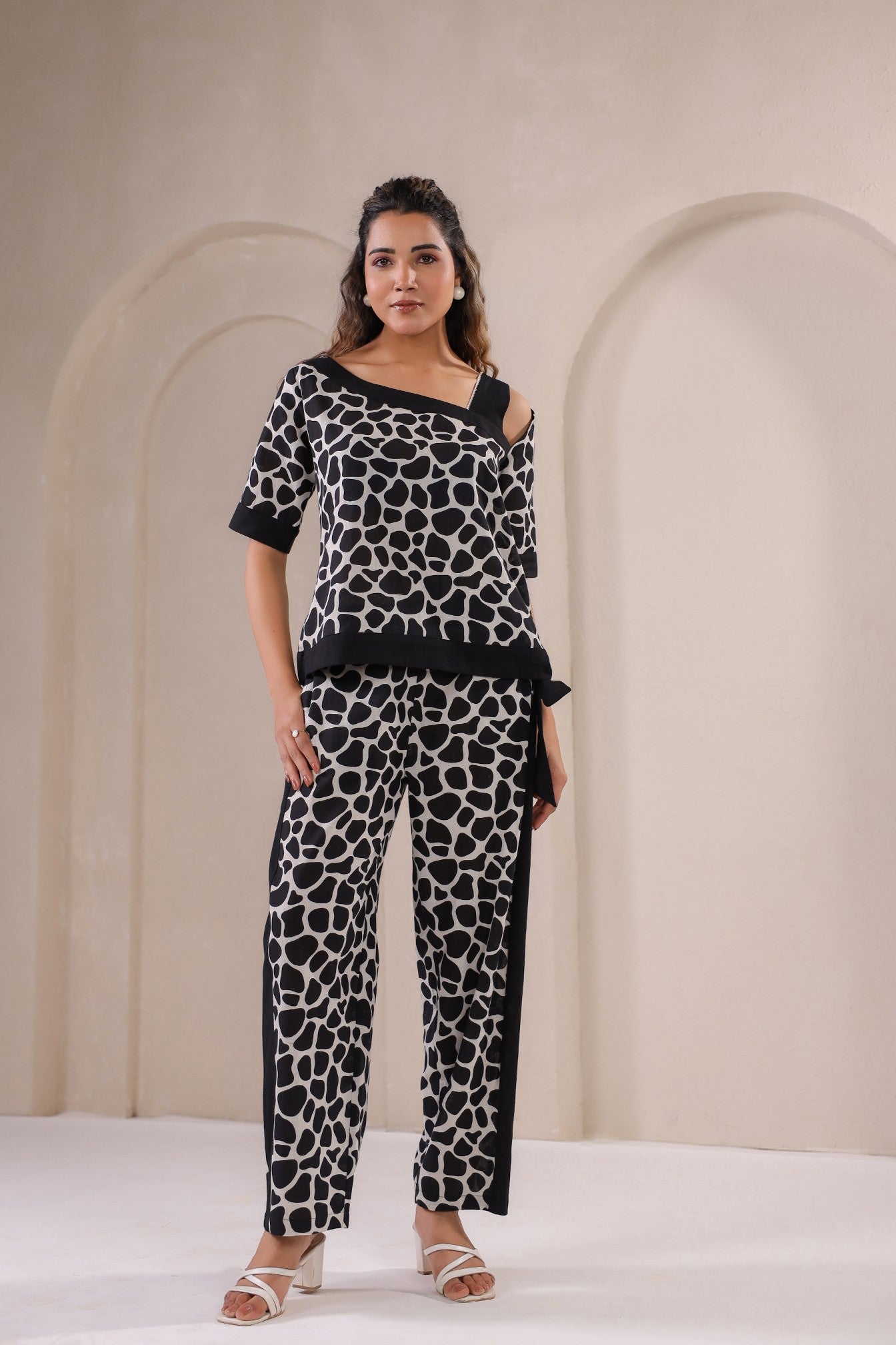 Stylera black and white two piece outfit featuring a stylish giraffe print top and matching pants