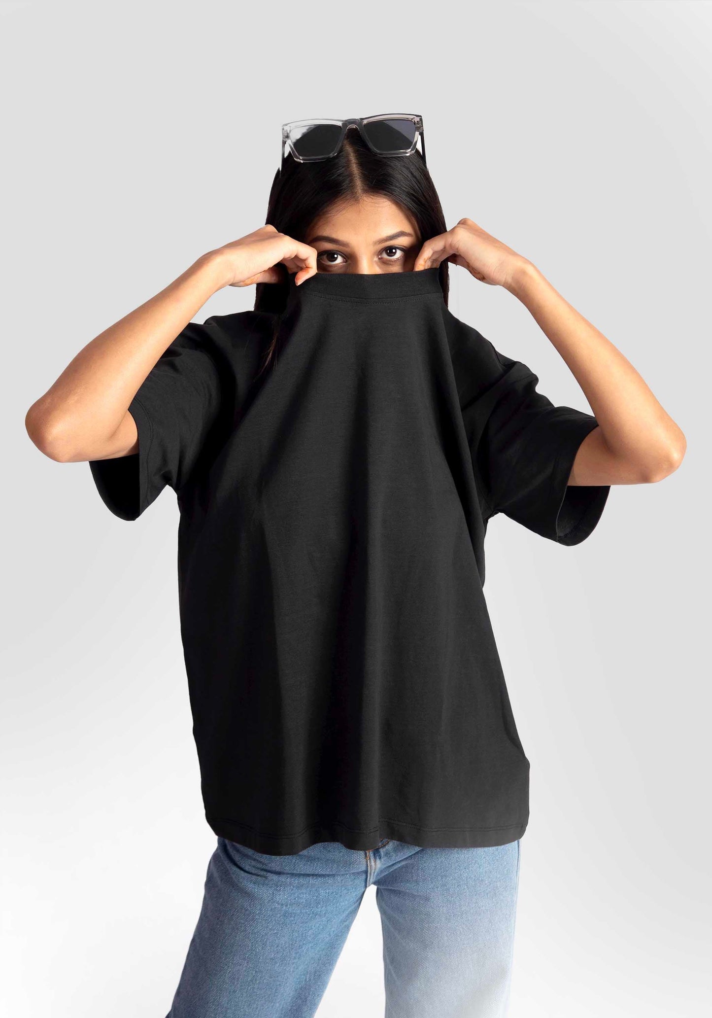 Black streetwear oversized tee womens by Stylera worn by model with sunglasses on head