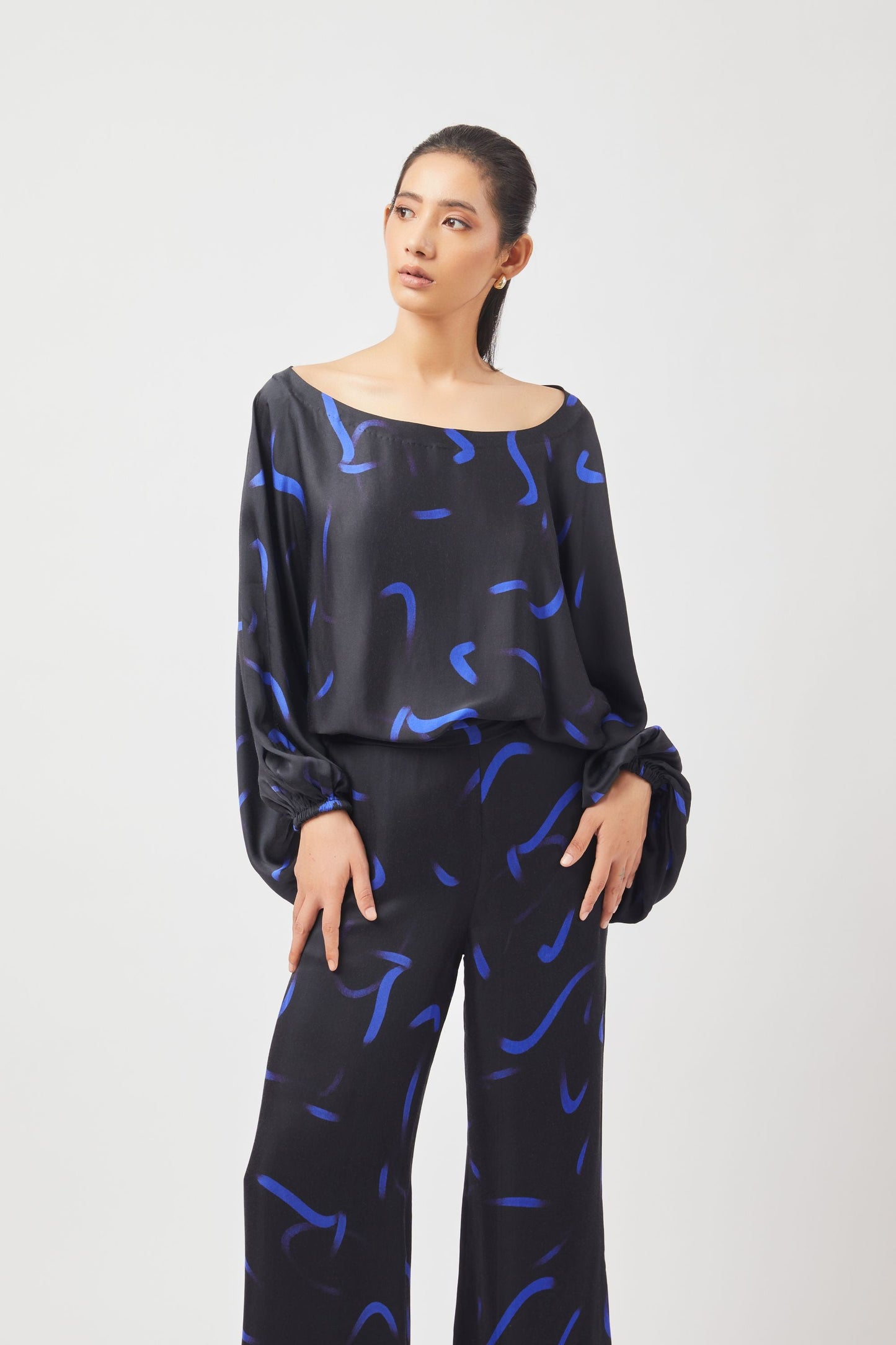 Stylera blue black print two piece set with loose fit blouse and wide-leg pants
