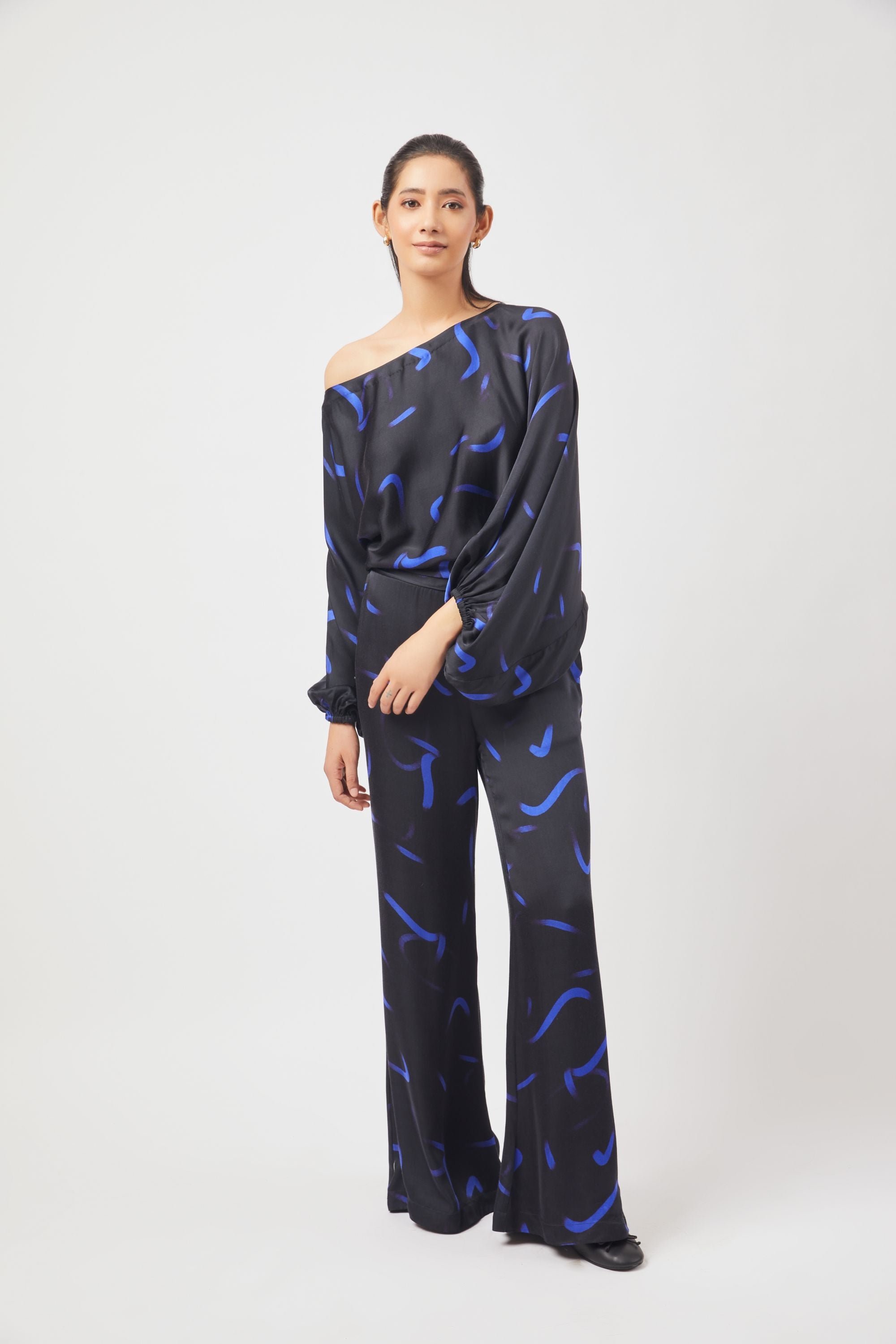 Stylera blue black print two piece set with off shoulder top and wide leg pants