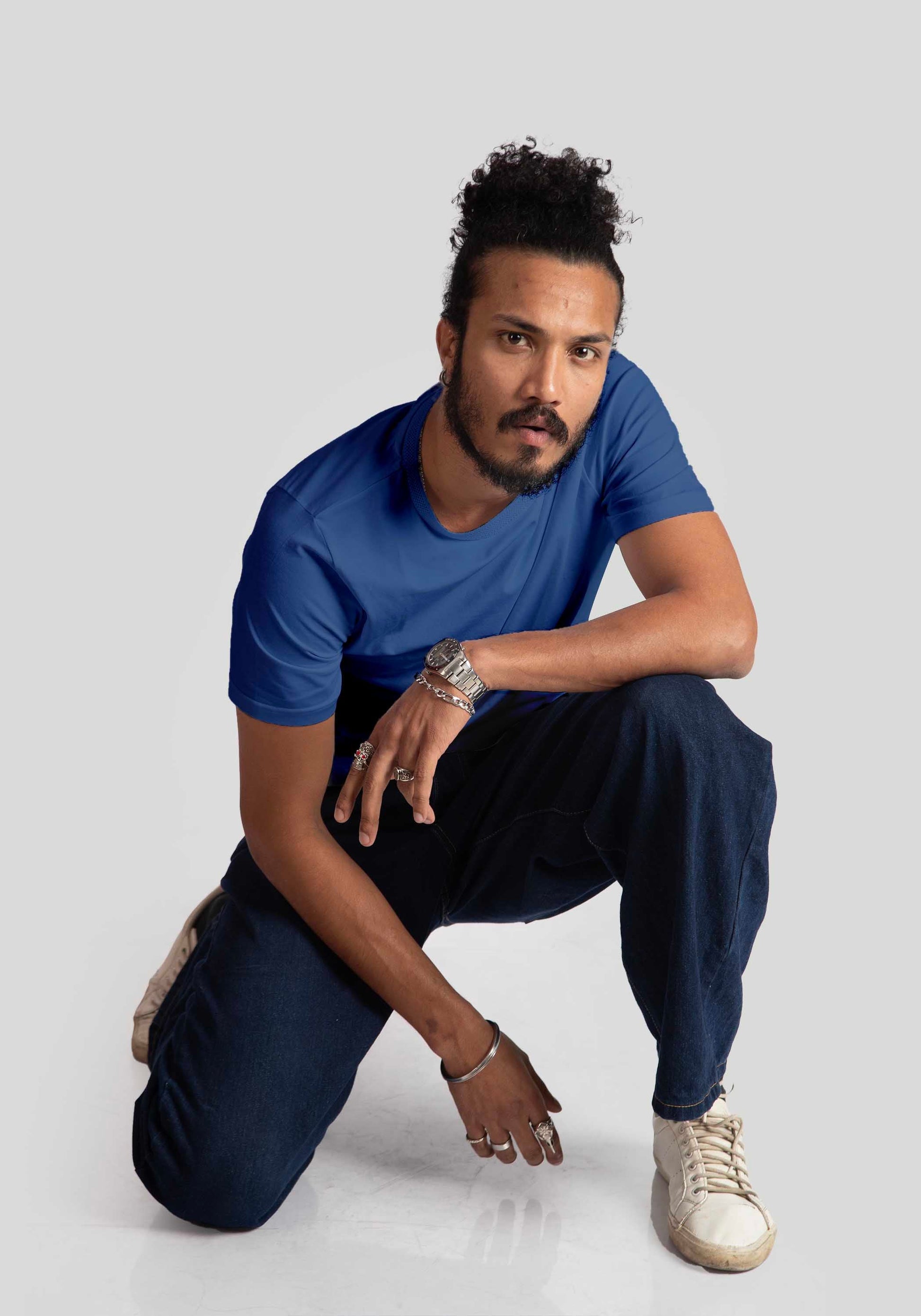 Man wearing blue jacquard regular fit t-shirt by Stylera paired with dark pants and white sneakers