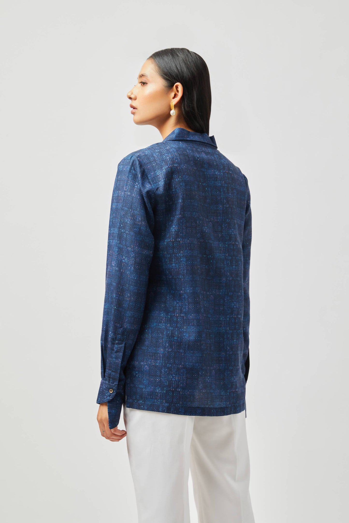 Stylera long sleeve cotton shirt for women in dark blue with subtle pattern and buttoned cuffs