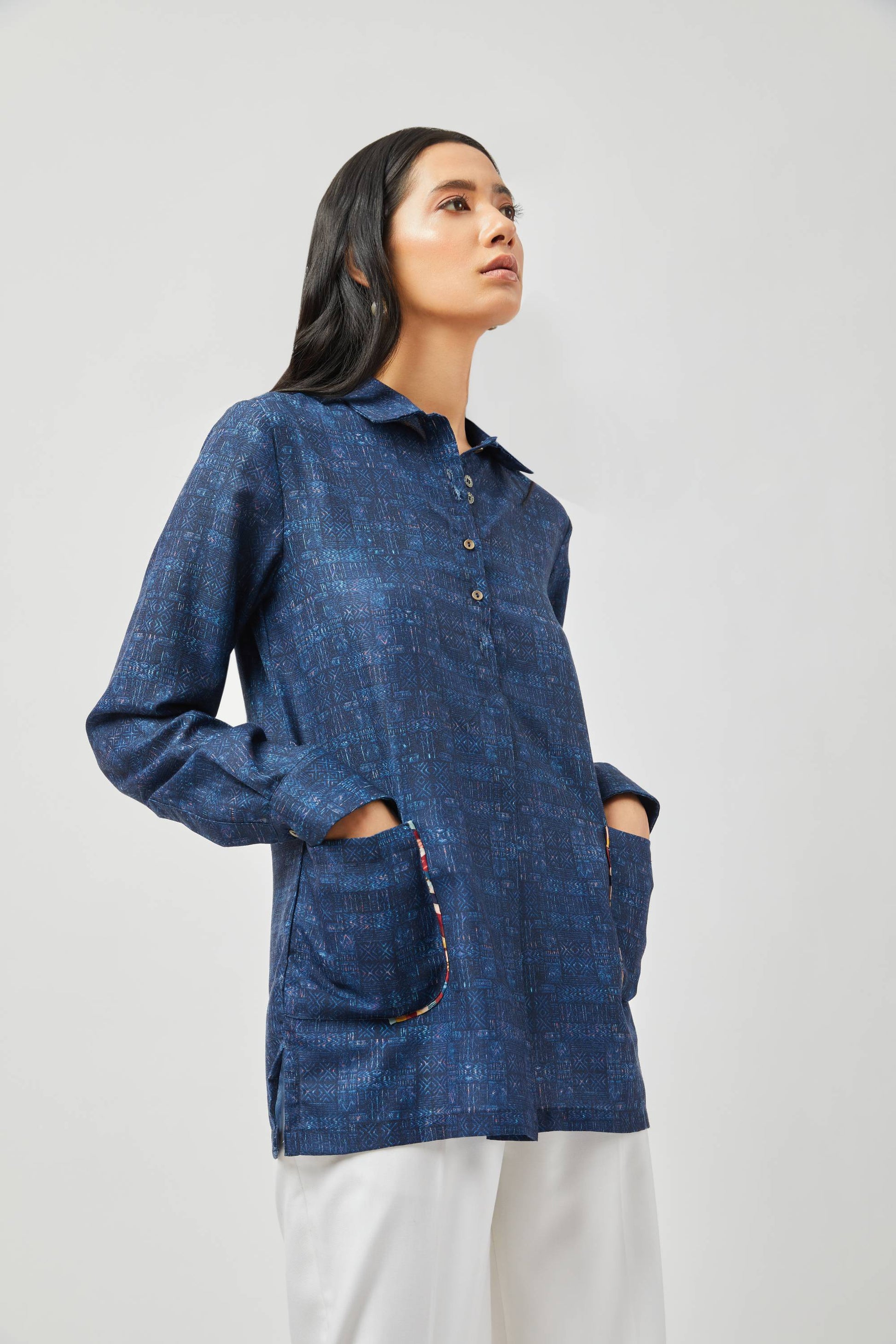 Stylera long sleeve cotton shirt for women in blue with front pockets and button closure