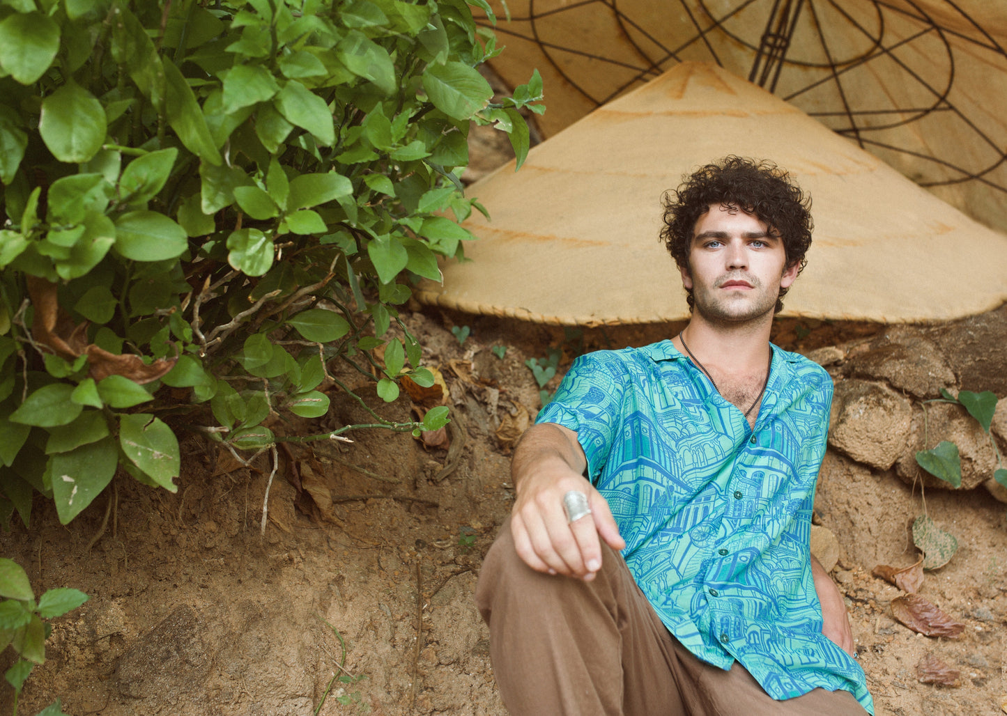 Stylera blue oversize shirt for men with a vibrant pattern, styled casually outdoors