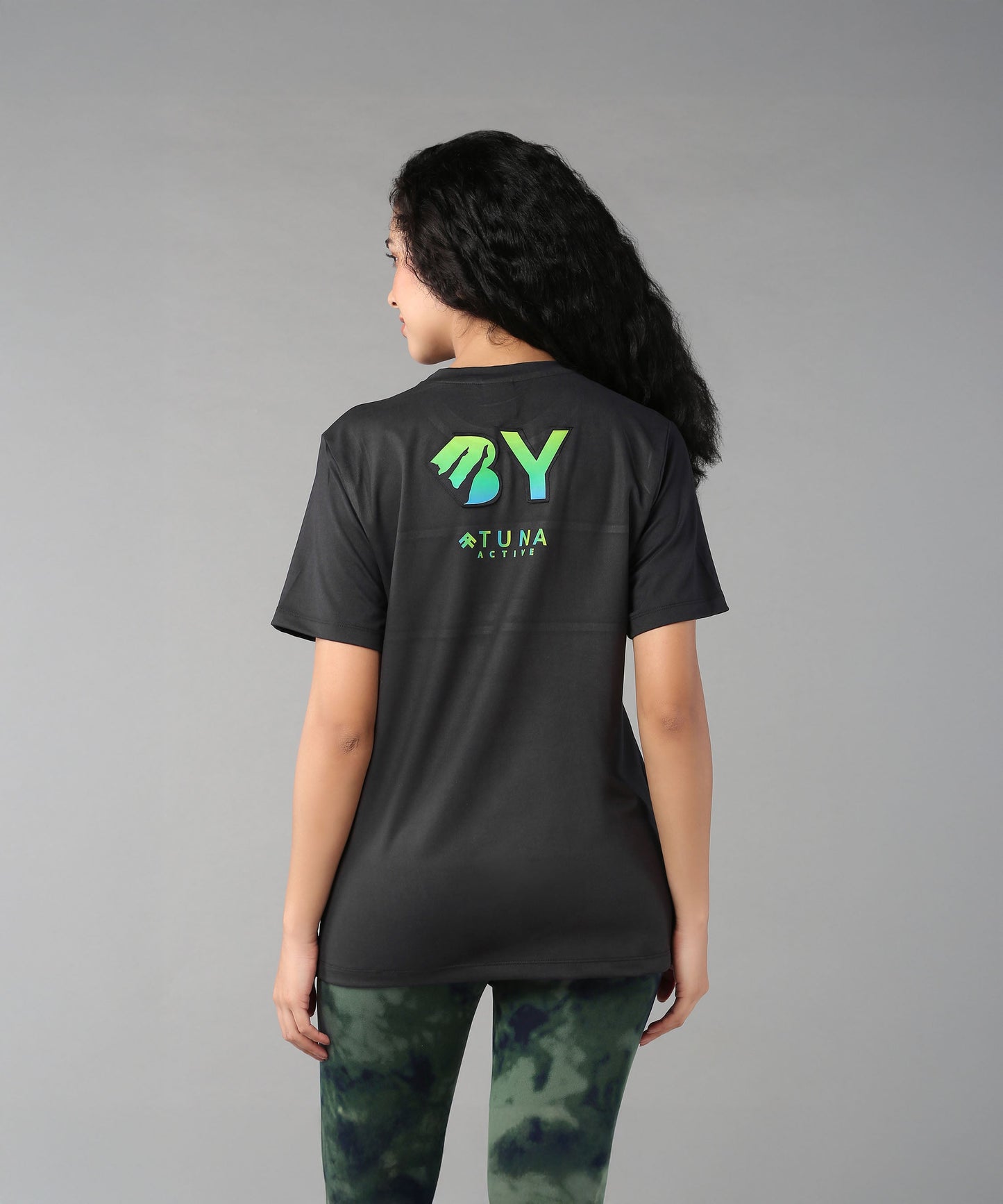 Back view of a woman wearing Stylera's black shirt promoting body positivity clothing for women
