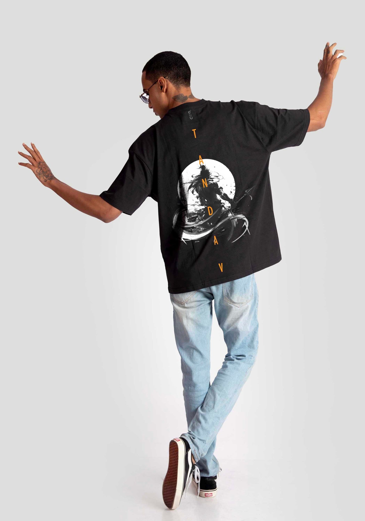 Stylera Lifestyle charcoal black oversized t-shirt with artistic back print worn with light blue jeans