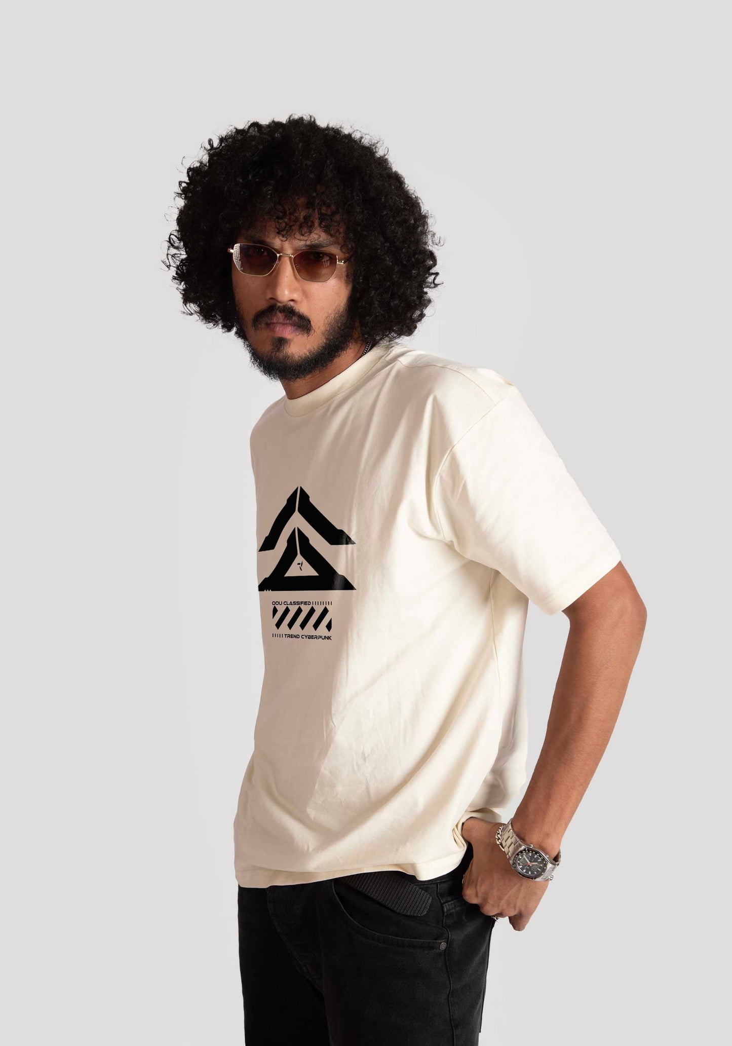 Stylera cyberpunk oversized t-shirt in beige with black graphic worn by male model with sunglasses