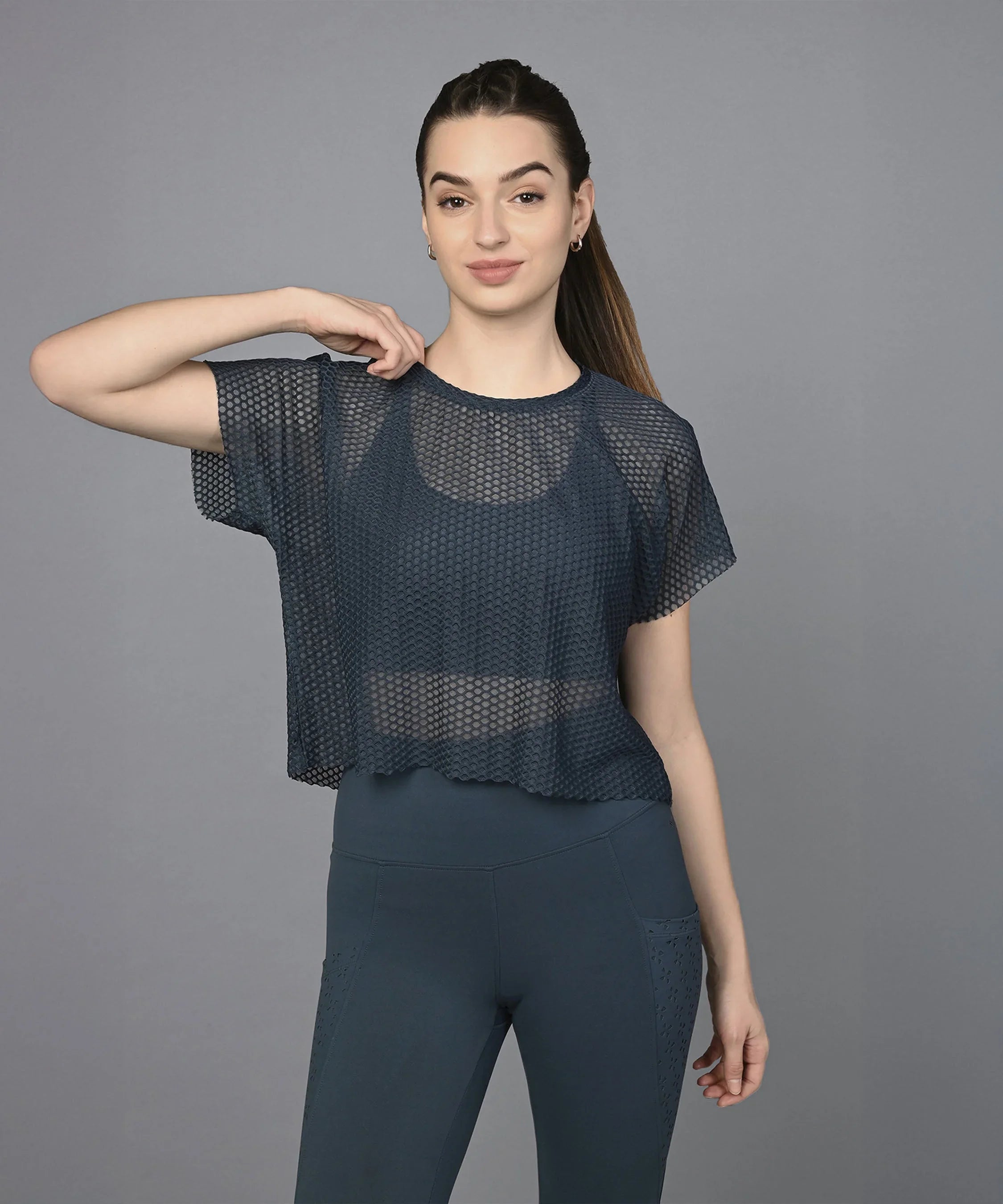 Stylera Active breathable workout top in navy mesh design for a comfortable fit during exercise