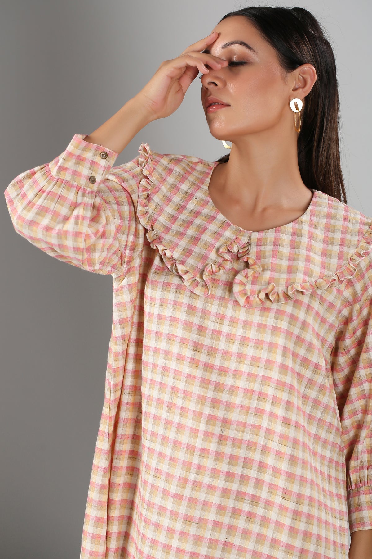 Stylera casual checkered dress for women with ruffled collar and long sleeves in pastel colors